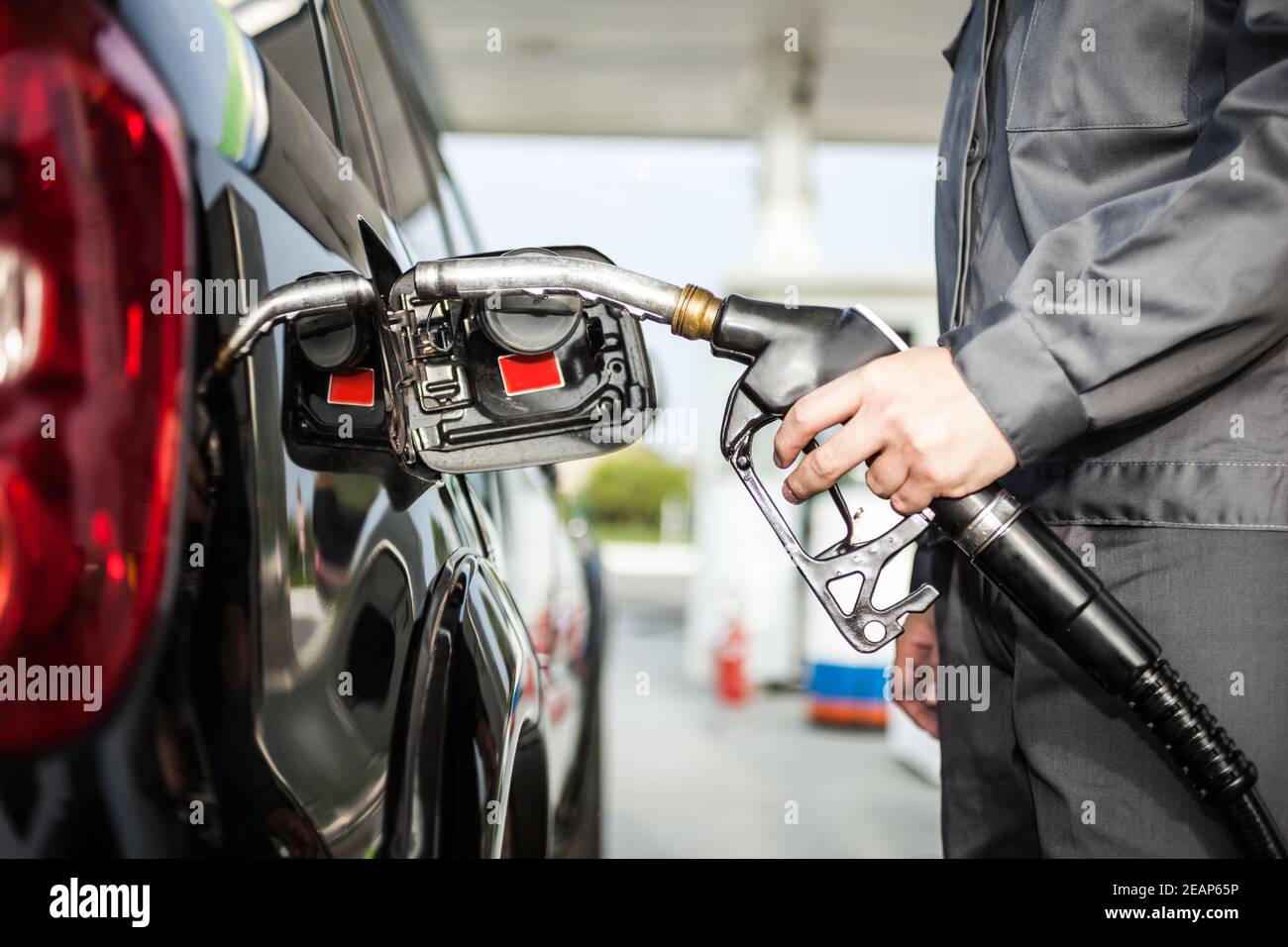 Mann, der ein Auto betankt Stockfoto