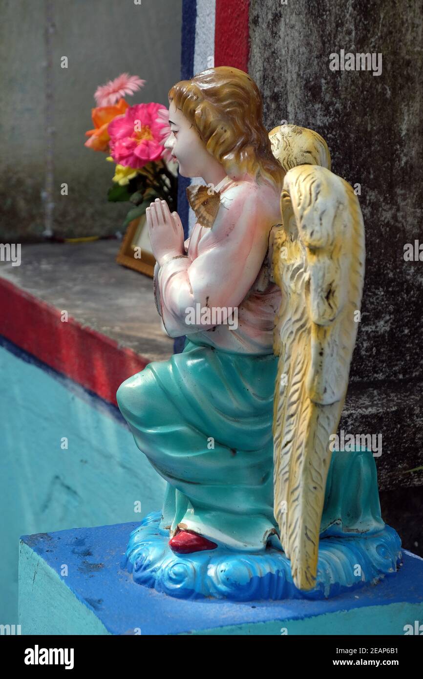 Engel am Grab des kroatischen Jesuitenmissionars Ante Gabric hinter der katholischen Kirche in Kumrokhali, Westbengalen, Indien Stockfoto