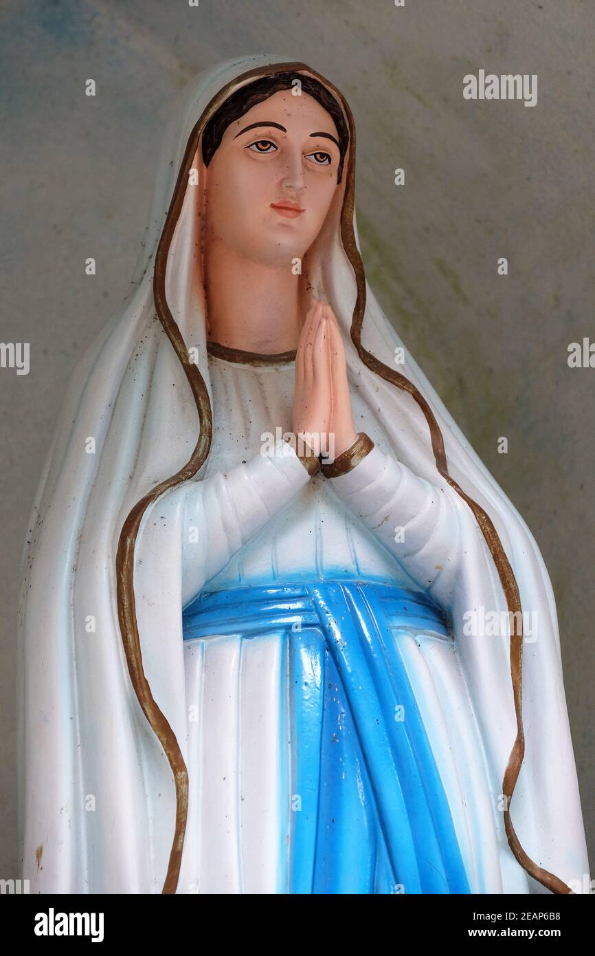 Die Statue unserer Lieben Frau von Lourdes auf dem Grab eines kroatischen Missionars, des jesuitischen Vaters Ante Gabric in Kumrokhali, Westbengalen, Indien Stockfoto