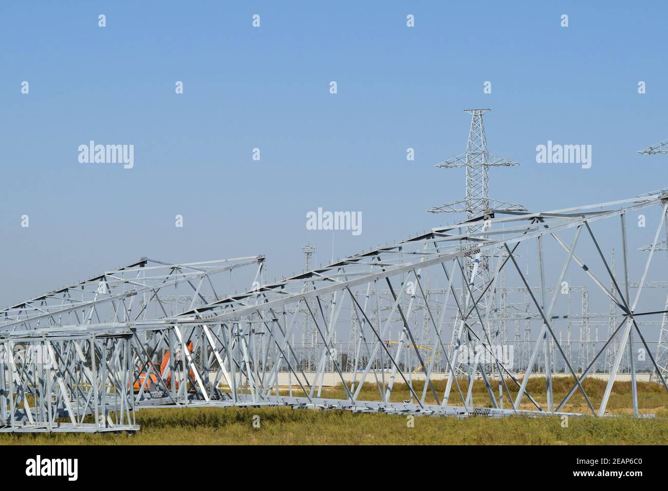 Netzleitungshalterung, Isolatoren und Drähte. Aussehen eines Designs. Montage und Installation von neuen Stützen und Drähten einer Stromleitung Stockfoto
