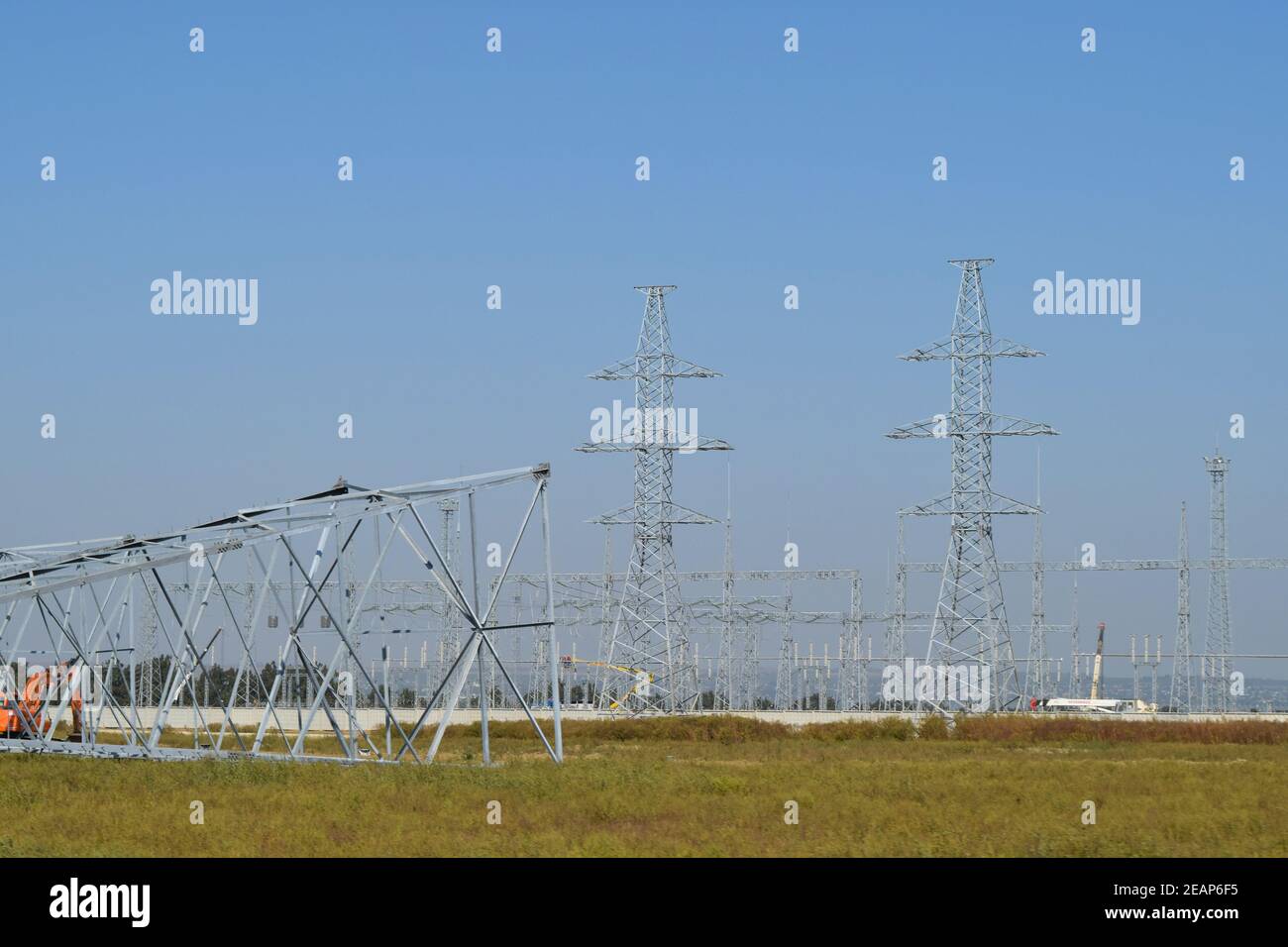 Netzleitungshalterung, Isolatoren und Drähte. Aussehen eines Designs. Montage und Installation von neuen Stützen und Drähten einer Stromleitung Stockfoto