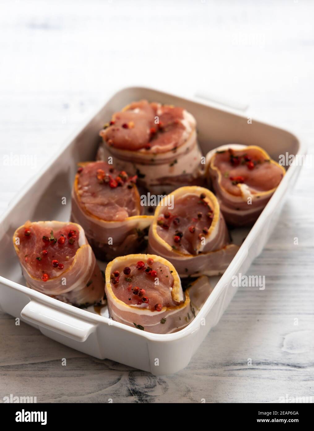 Schweinelende in Speck auf Pfeffer Stockfoto