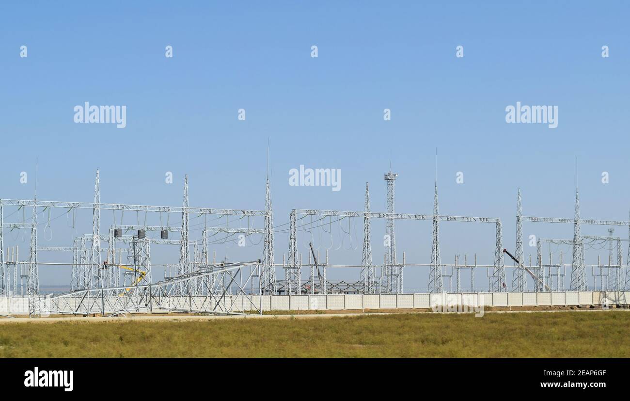 Netzleitungshalterung, Isolatoren und Drähte. Aussehen eines Designs. Montage und Installation von neuen Stützen und Drähten einer Stromleitung Stockfoto