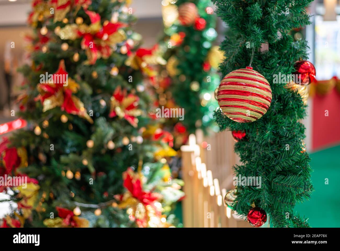 Selektiver Fokus weihnachtskugel hängt auf grünem Gras Stockfoto