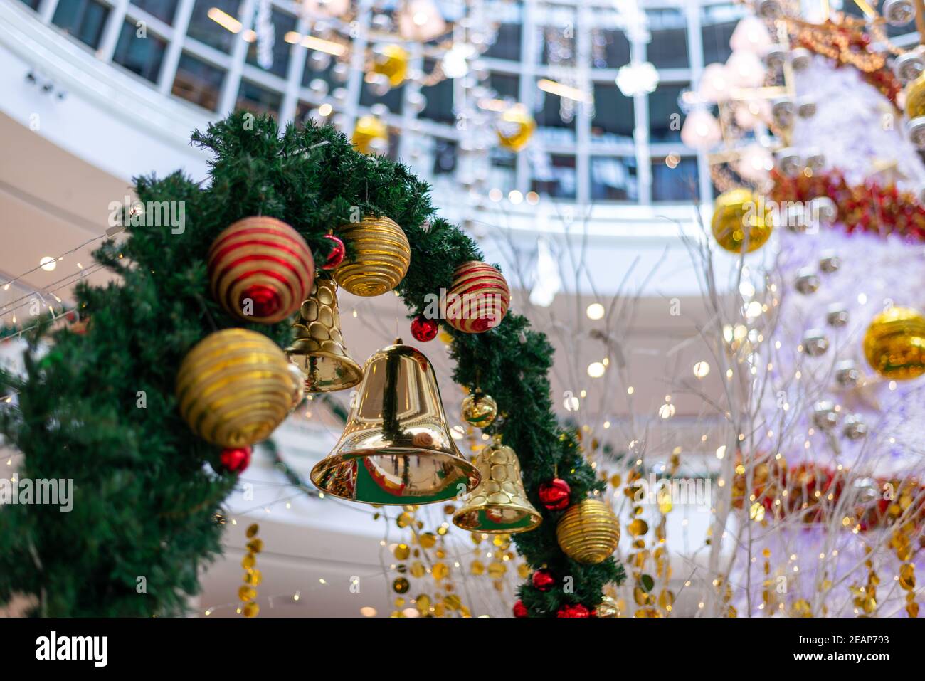 Weihnachten Jingle Glocke hängen mit Girlande Stockfoto