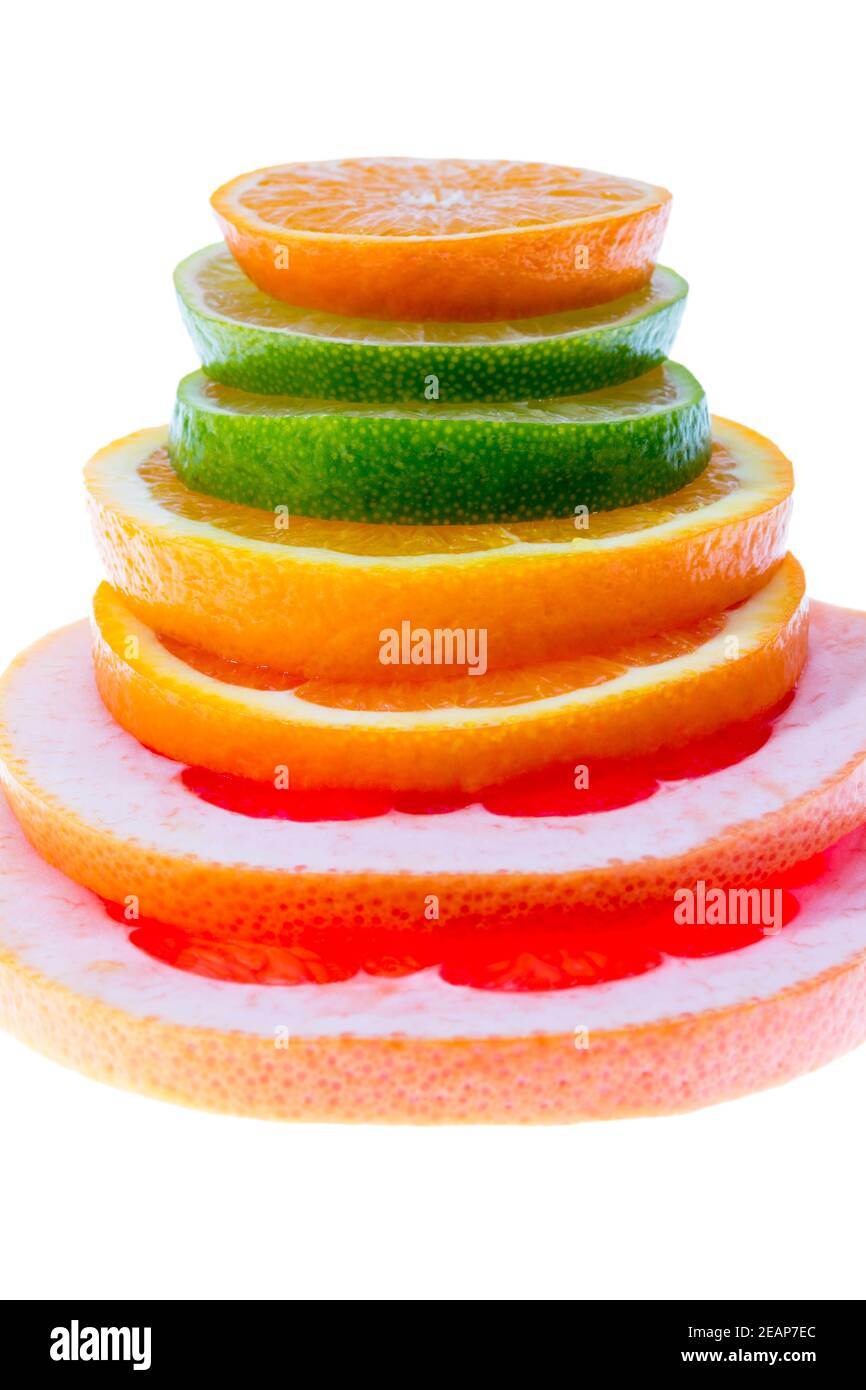 Bunte Stapel von Zitrusfrüchten Scheiben von Mandarine, Limette, Zitrone, Orange und Grapefruit isoliert auf weißem Hintergrund, Nahaufnahme Stockfoto