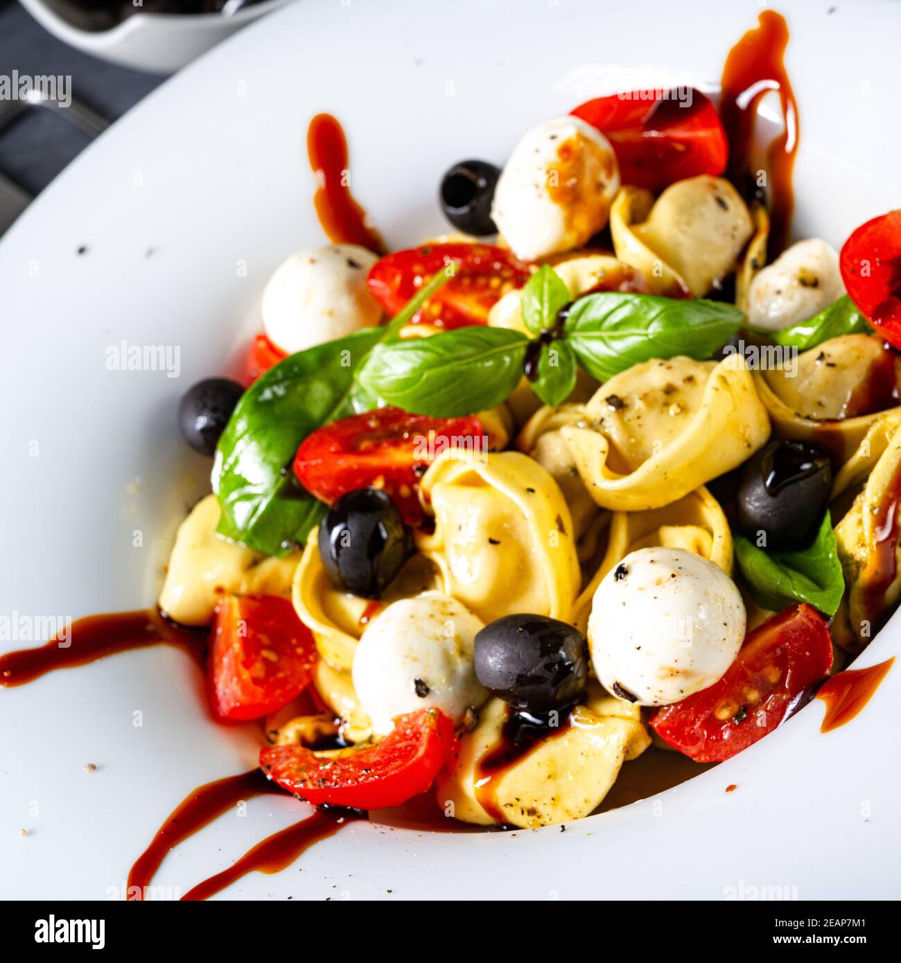 Rustikaler Tortellini Nudelsalat mit Mozzarella Stockfoto