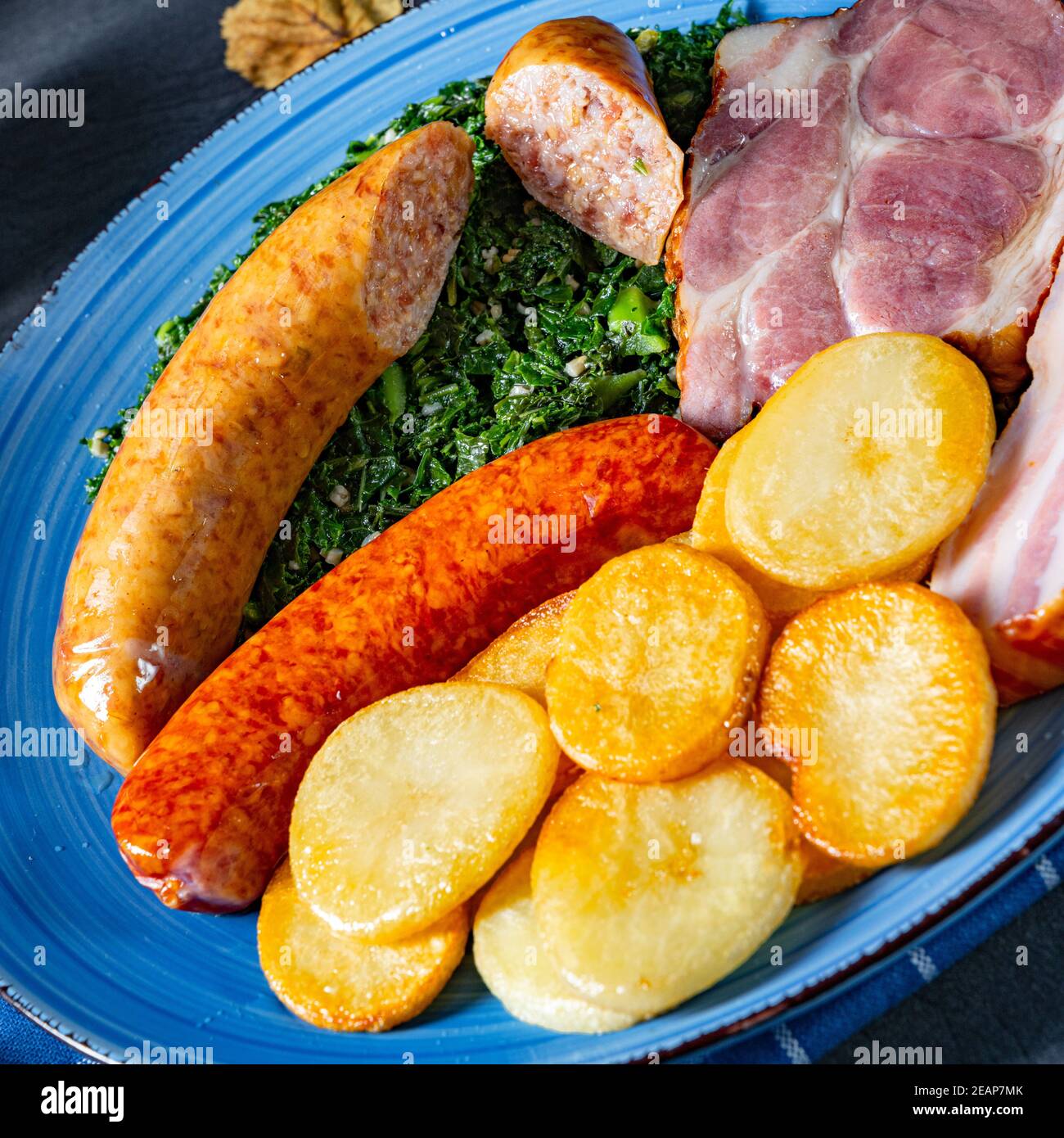 Köstlicher oldenburger Grünkohl mit Pinkelwurst Stockfoto