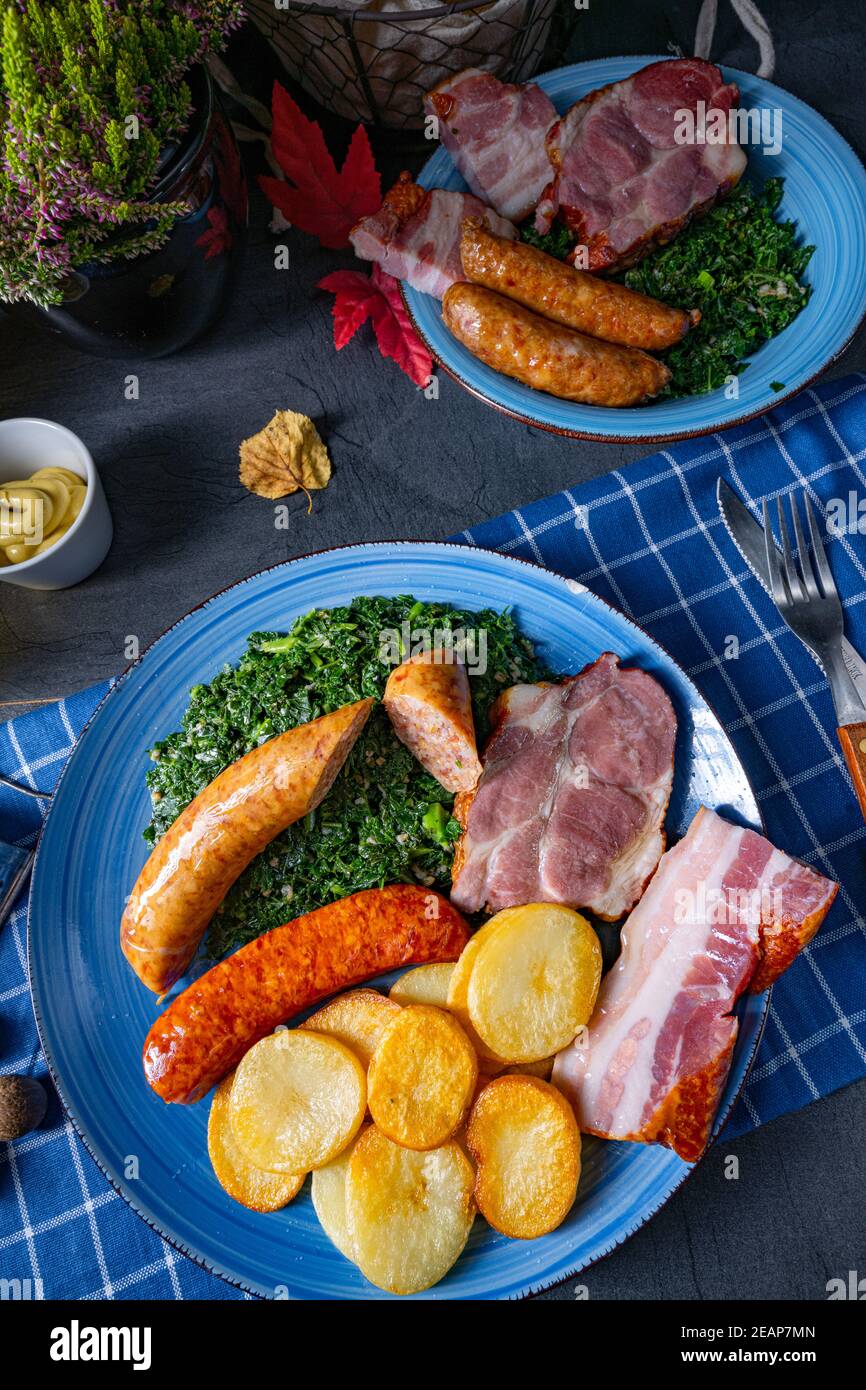 Köstlicher oldenburger Grünkohl mit Pinkelwurst Stockfoto