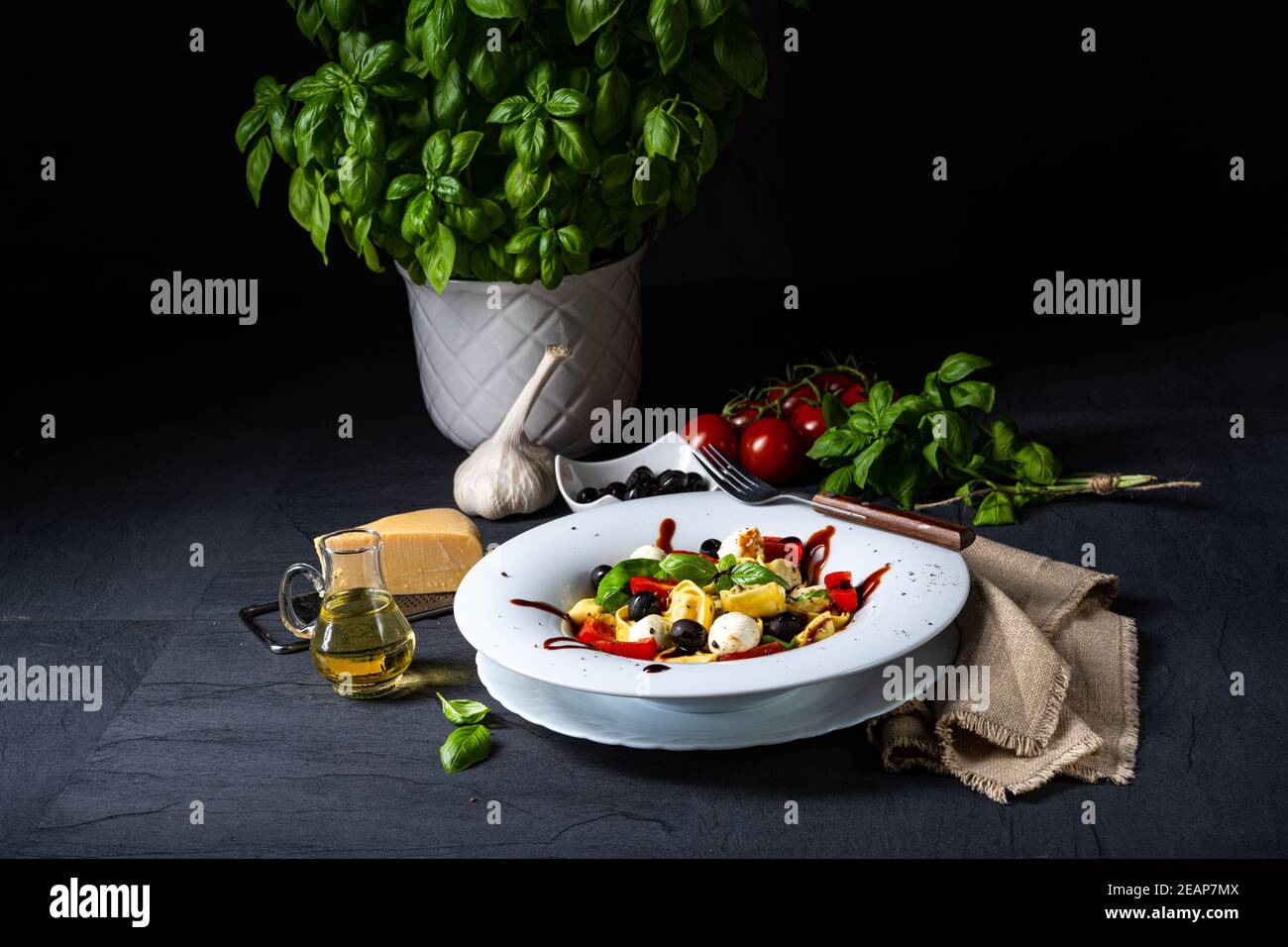 Rustikaler Tortellini Nudelsalat mit Mozzarella Stockfoto