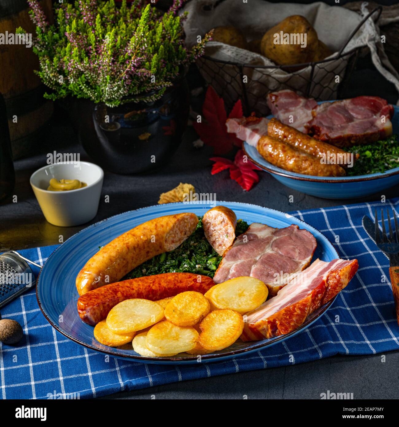 Köstlicher oldenburger Grünkohl mit Pinkelwurst Stockfoto