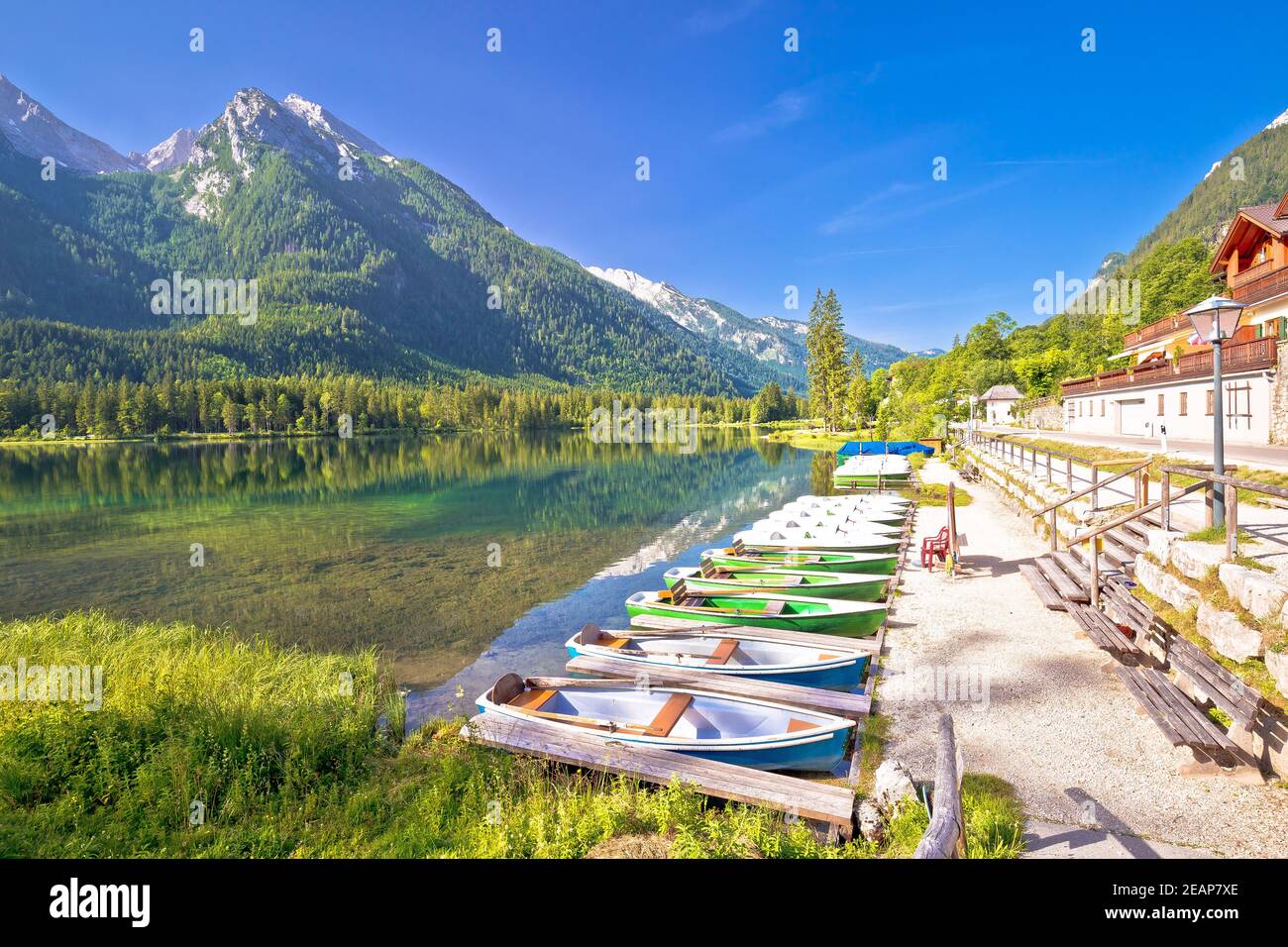 Bunte Boote am Hintersee in Berchtesgaden Alpenlandschaftssicht Stockfoto