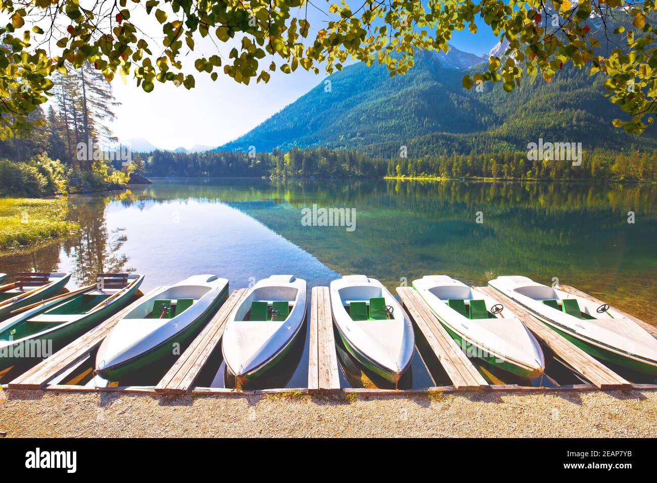 Bunte Boote am Hintersee in Berchtesgaden Alpenlandschaftssicht Stockfoto