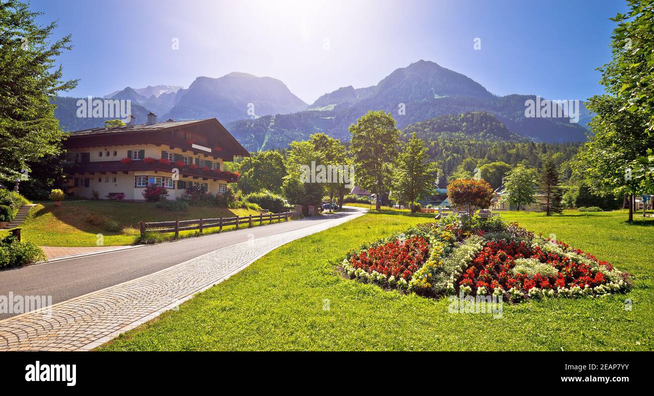 Bayerische Alpenlandschaft bei Königsee und Blick auf alte Holzarchitektur Stockfoto