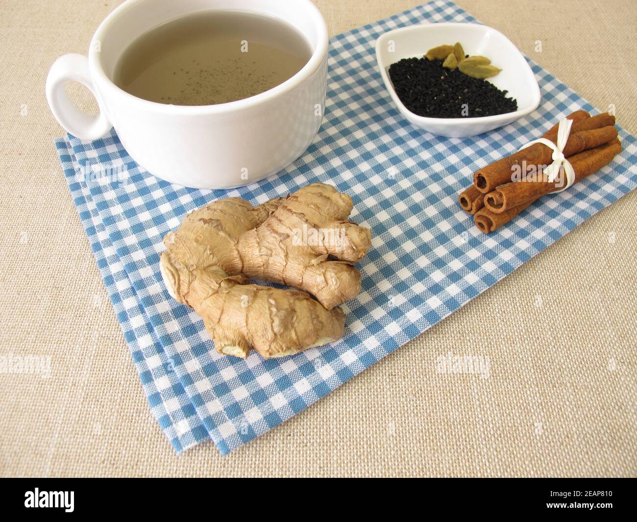 Gewürztee, Chai mit schwarzen Kreuzkümmelkernen, Ingwer, Zimt und Kardamom Stockfoto