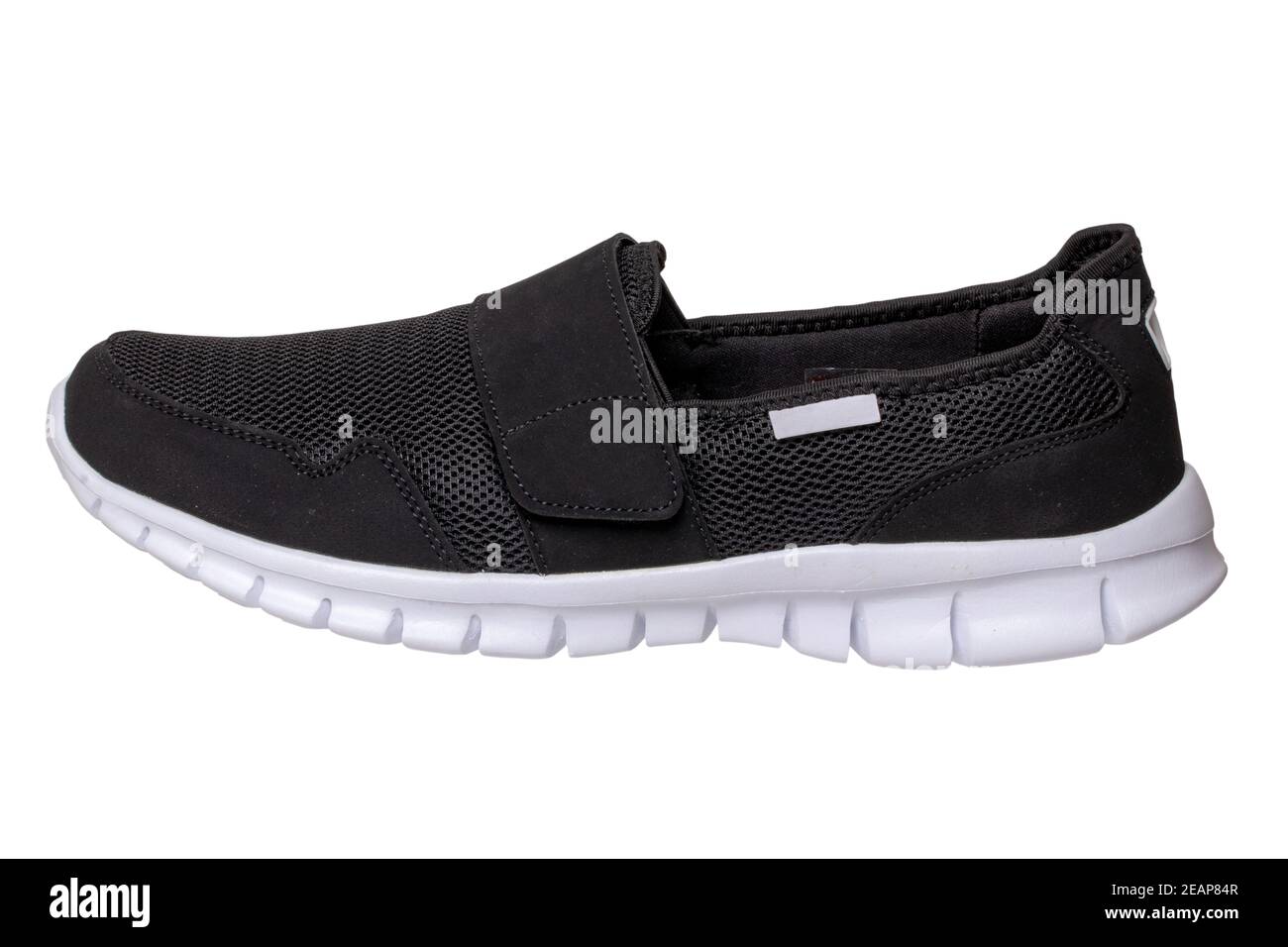 Schwarze Schuhe von Mans. Nahaufnahme eines einzelnen schwarzen Sneakers oder Sportschuhs isoliert auf weißem Hintergrund. Beschneidungspfad enthalten. Elegante und trendige Herrenschuhe. Makro. Stockfoto
