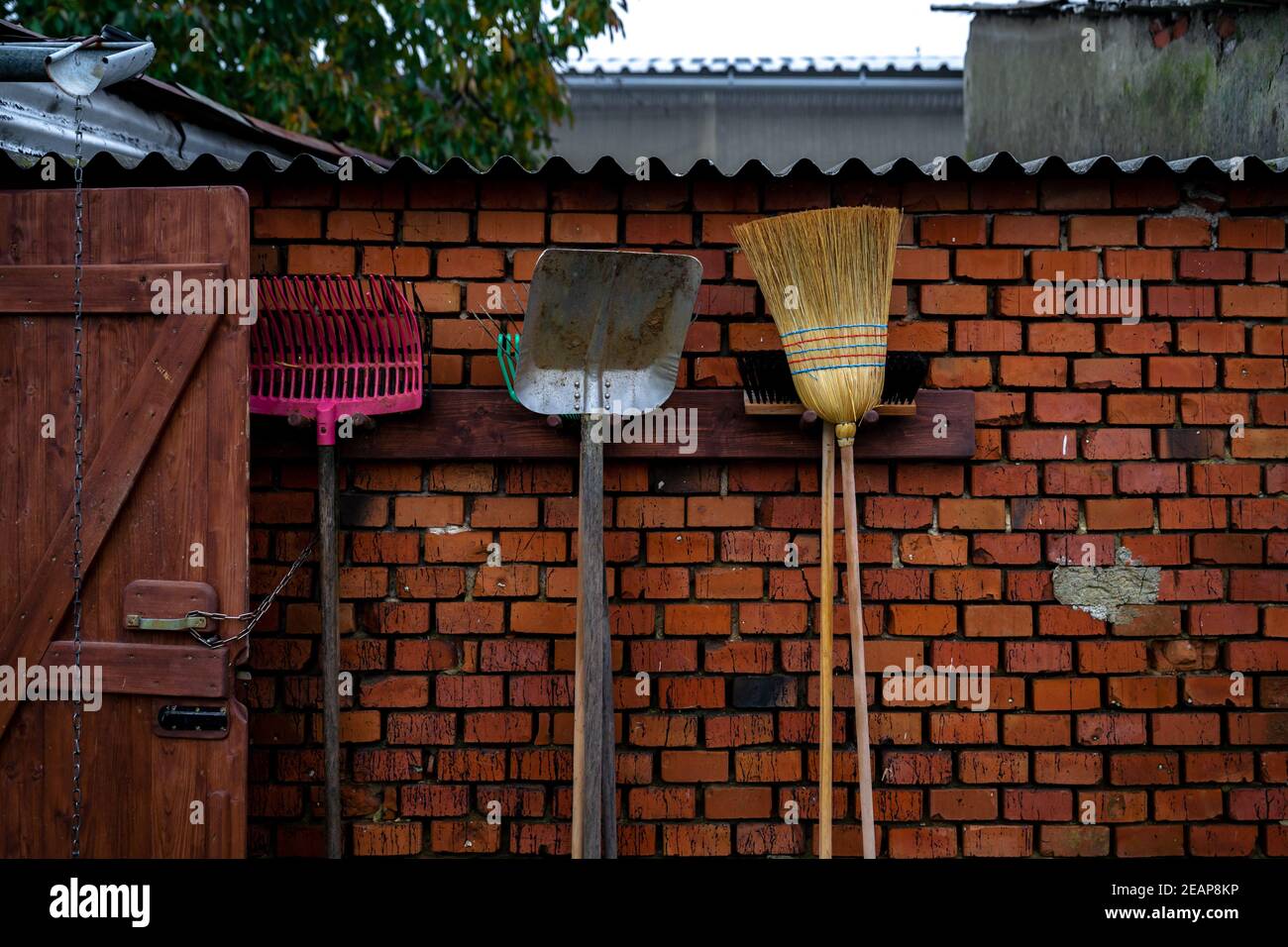Bauernwerkzeuge an der Scheunenwand. Stockfoto