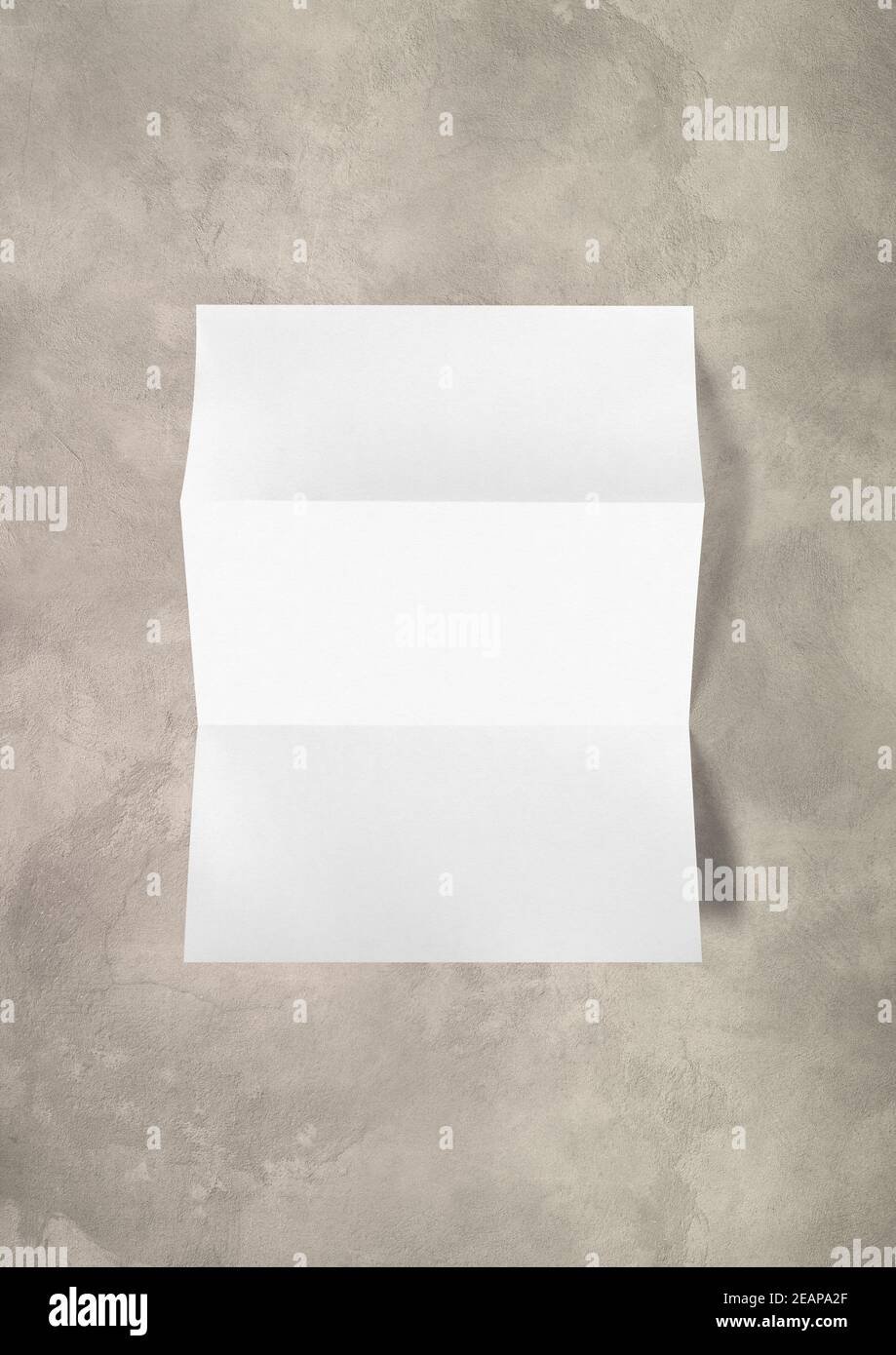 Blank gefaltet Weiß A4 Blatt Mockup-Vorlage auf Beton Hintergrund Stockfoto