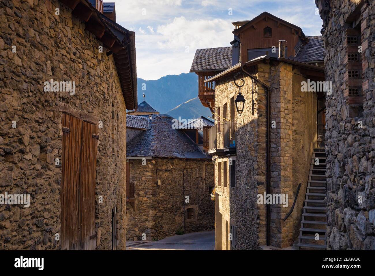 Sehen Sie sich eine der Straßen des historischen Stadtkerns von Durro, Boi-Tal, Katalonien, Spanien an Stockfoto