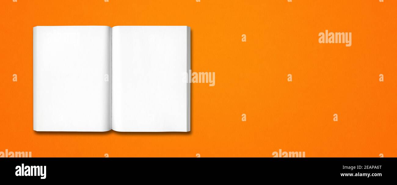 Buch auf orangefarbenem Banner isoliert öffnen Stockfoto