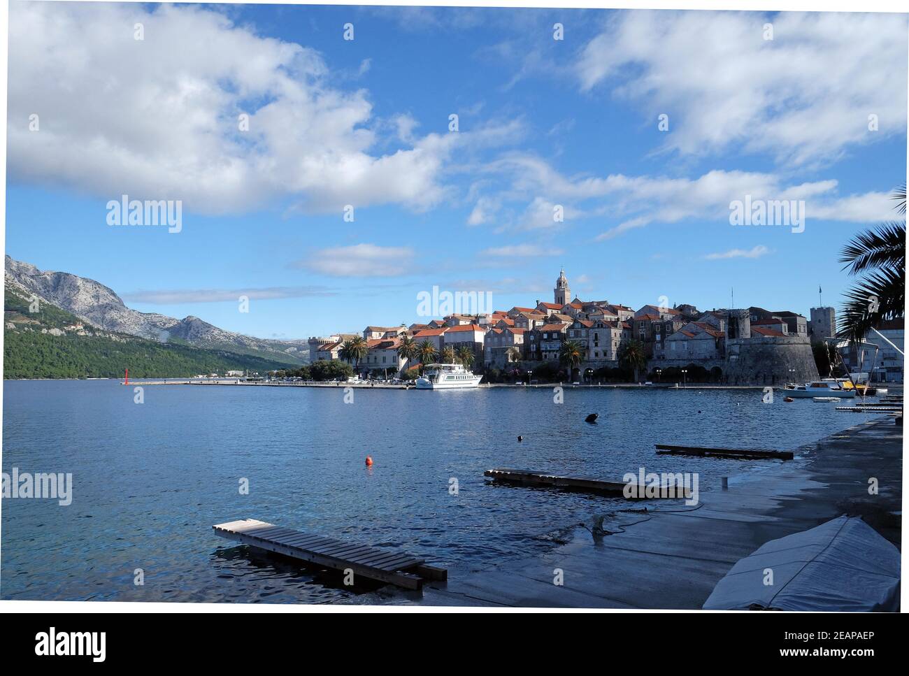 Meerblick auf malerische mittelalterliche dalmatinische Stadt Korcula, Kroatien Stockfoto