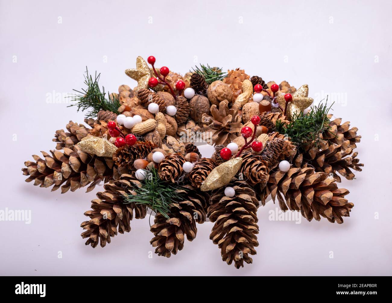 Weihnachtsschmuck mit Tannenzapfen und Nüssen Stockfoto