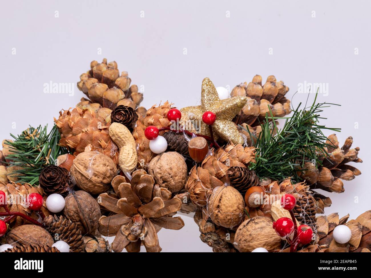 Weihnachtsschmuck mit Tannenzapfen und Nüssen Stockfoto