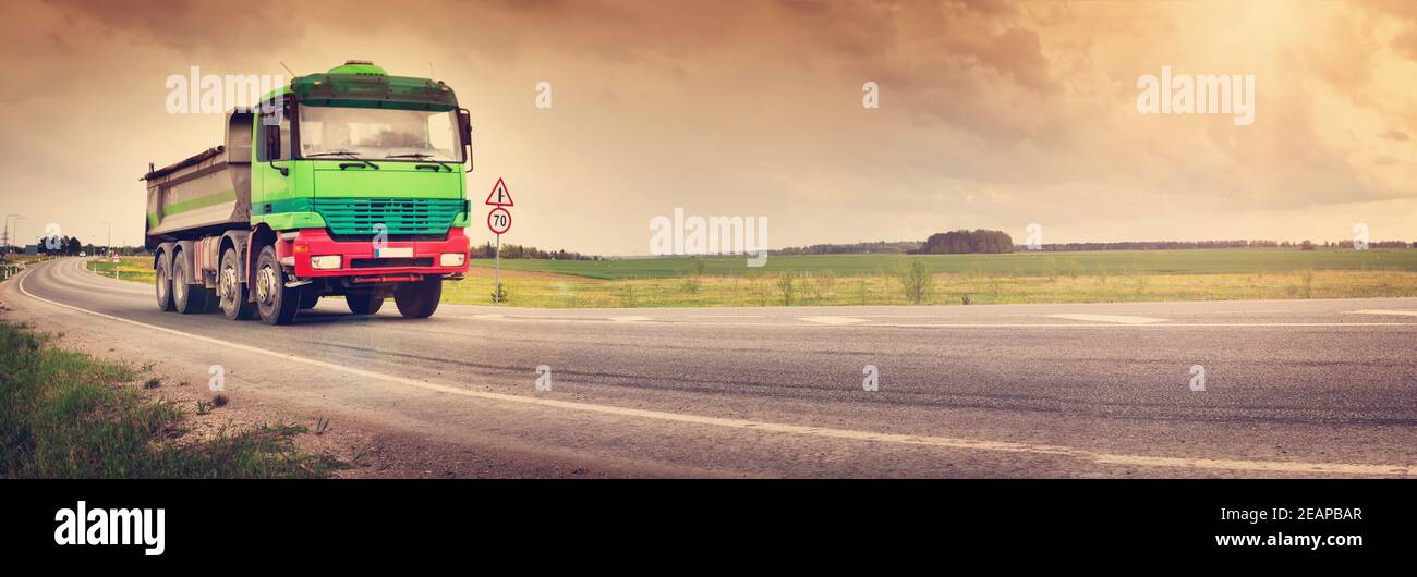 LKW auf Asphaltstraße Stockfoto