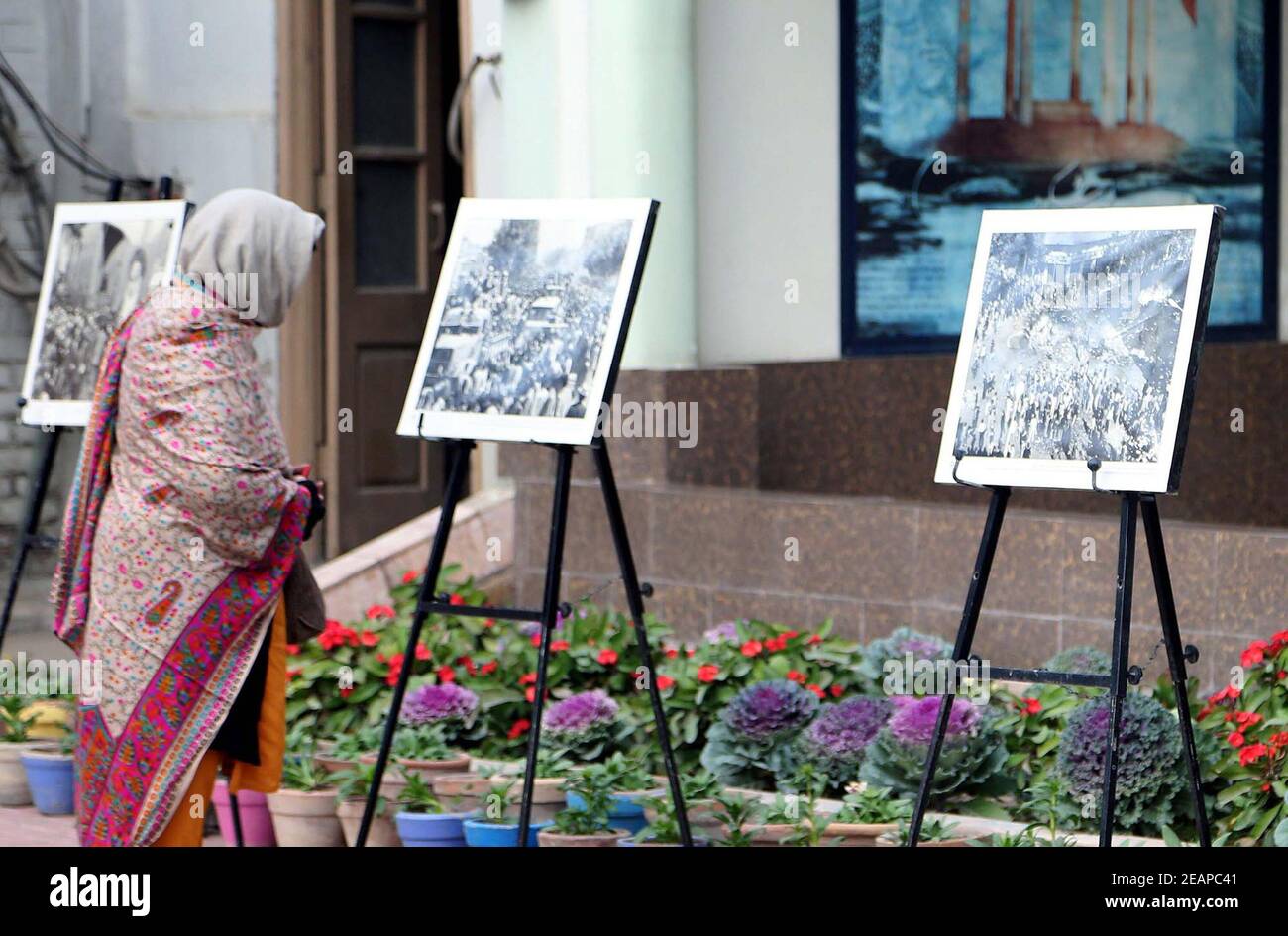 Das Interesse an einem Stand während der Iranischen Kulturausstellung im Zusammenhang mit dem 42nd. Jahrestag der Islamischen Revolution, der am Mittwoch, 10. Februar 2021, im Iranischen Kulturzentrum in Peshawar stattfand, ist sehr geweckt. Stockfoto