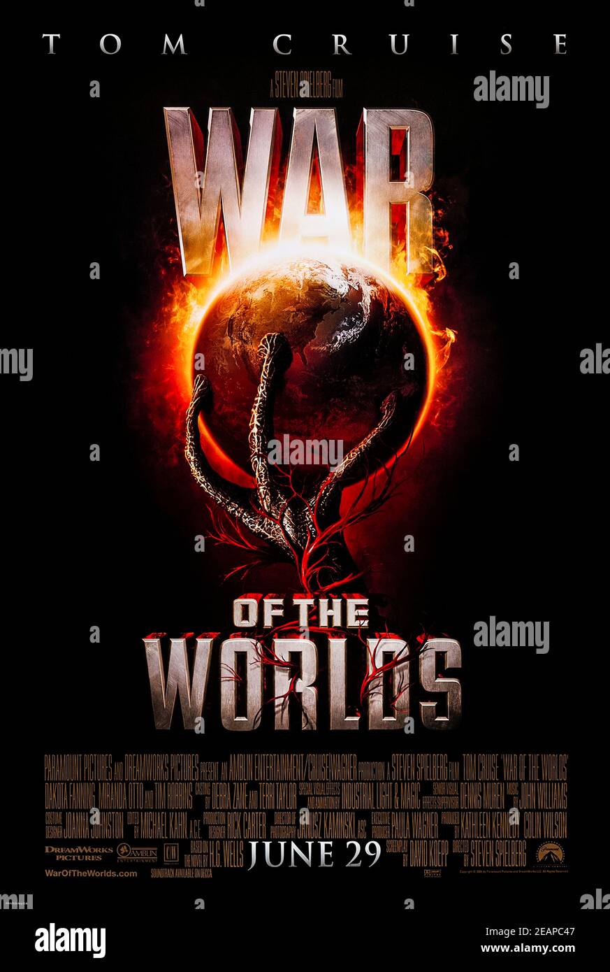 War of the Worlds (2002) Regie: Steven Spielberg mit Tom Cruise, Dakota Fanning und Tim Robbins. H.G Wells' klassischer Science-Fiction über eine Alien-Invasion, die die Zukunft der Menschheit bedroht, kehrt auf die Leinwand zurück. Stockfoto