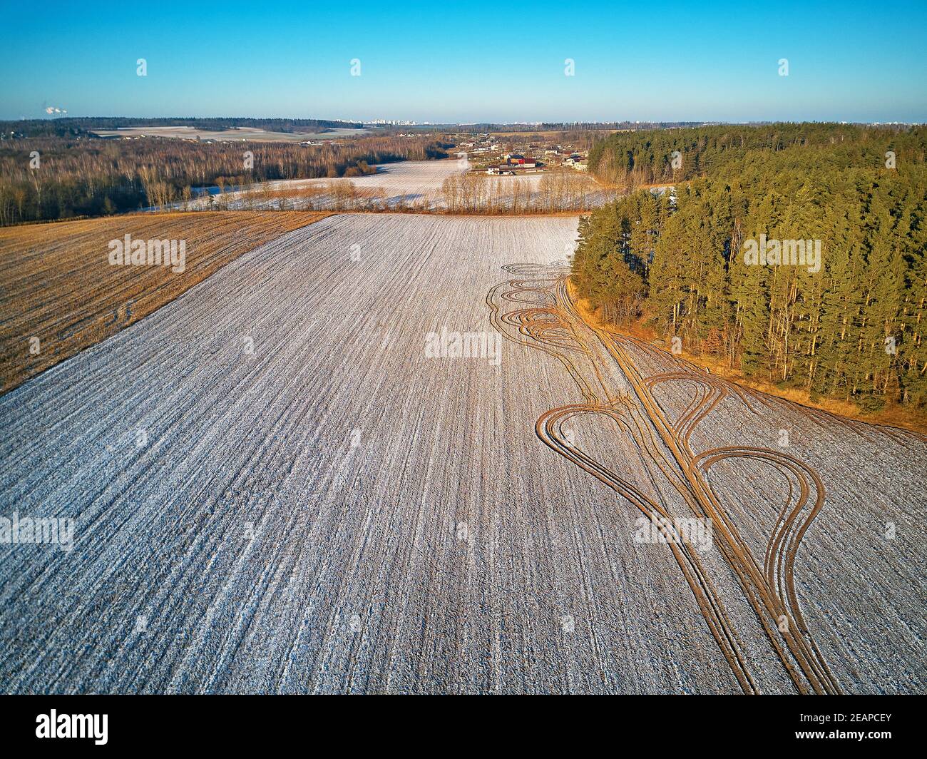 Winter landwirtschaftliches Feld unter Schnee. Luftaufnahme. Dezember ländliche Landschaft. Stockfoto