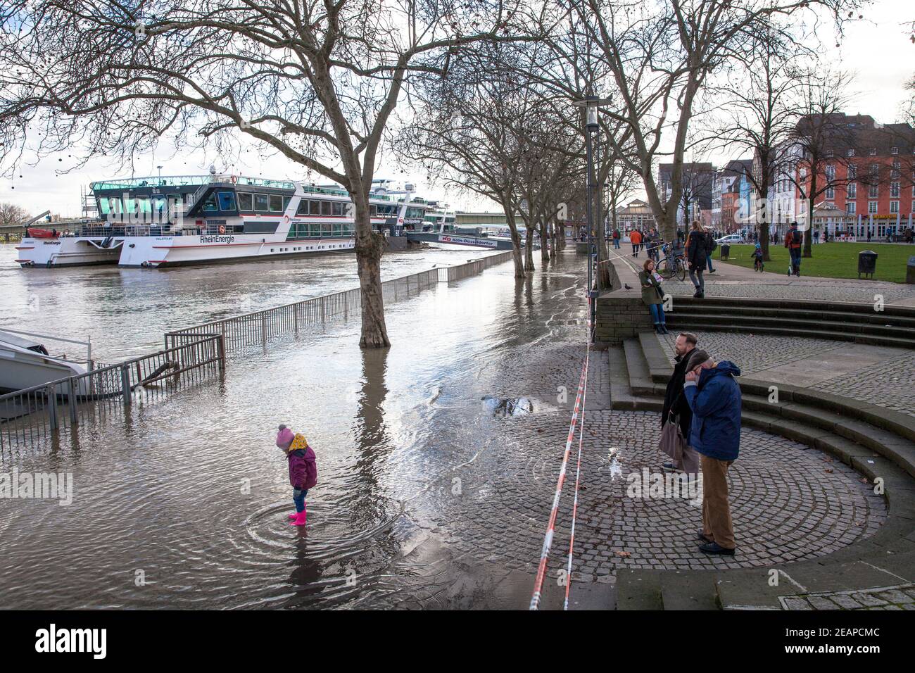 Köln, Februar 4th. 2021, Rheinflut, überflutete Promenade in der Altstadt. Köln, Deutschland, 4. Februar 2021, H Stockfoto