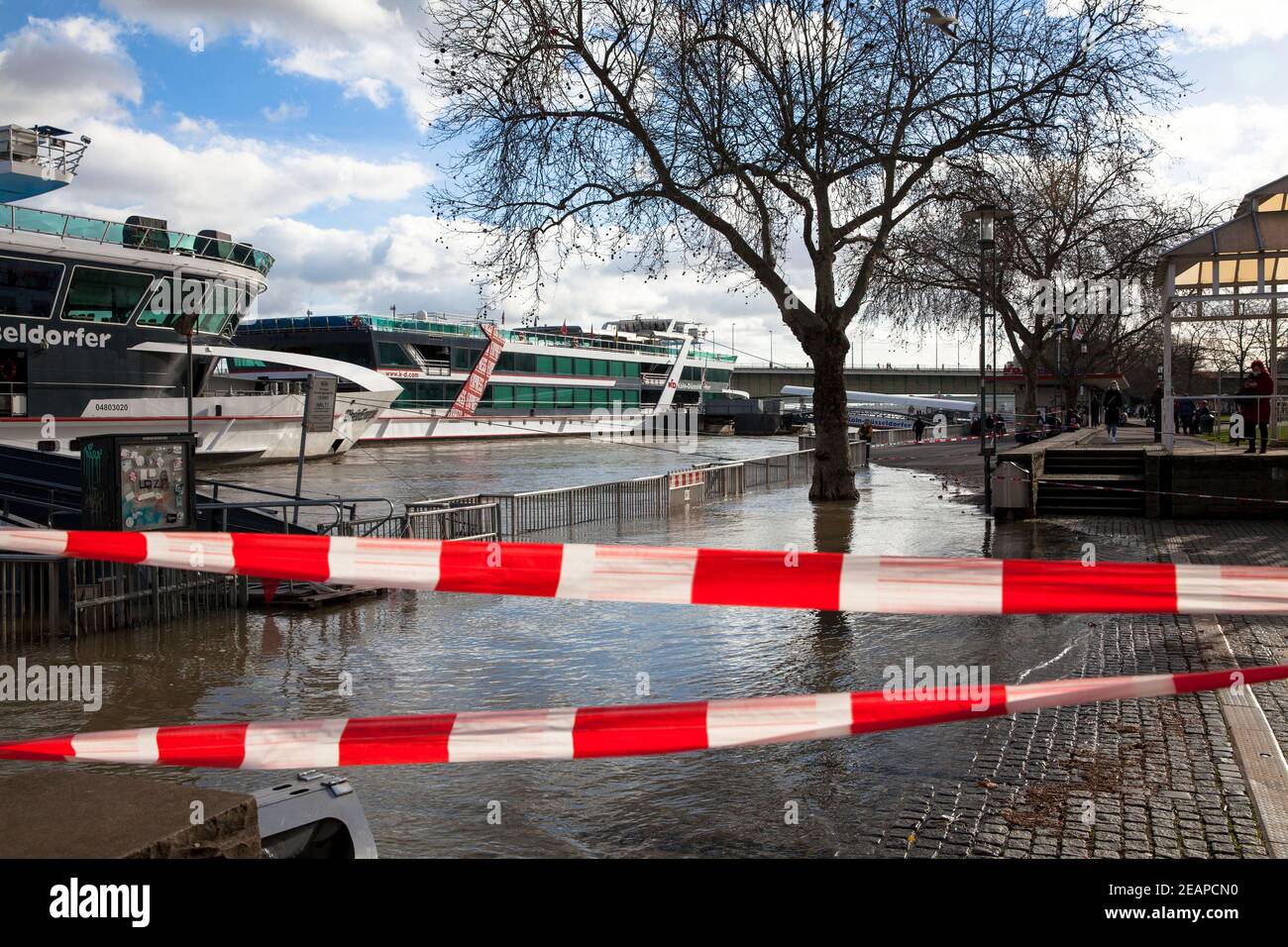Köln, Februar 4th. 2021, Rheinflut, überflutete Promenade in der Altstadt. Köln, Deutschland, 4. Februar 2021, H Stockfoto