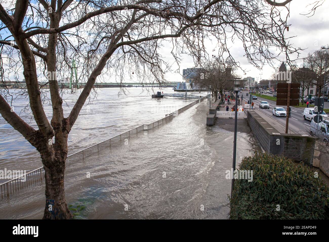 Köln, Februar 4th. 2021, Rheinflut, überflutete Promenade, rechts die Zufahrtsstraße zum Rheinufertunnel. Köln, Deut Stockfoto