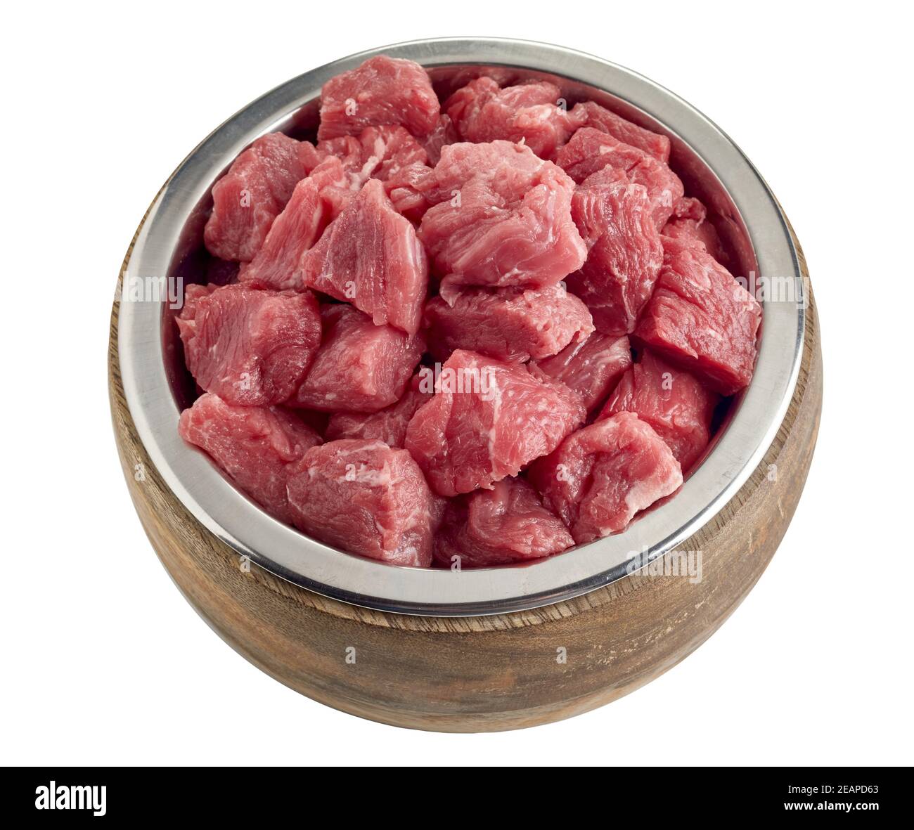 Rohes, frisch gewürfeltes Rindfleisch, Tierfutter für Hunde und Katzen Gehäuft in einer Metall- und Holzschale isoliert auf Weiß In einem idealen Tierernährungskonzept Stockfoto