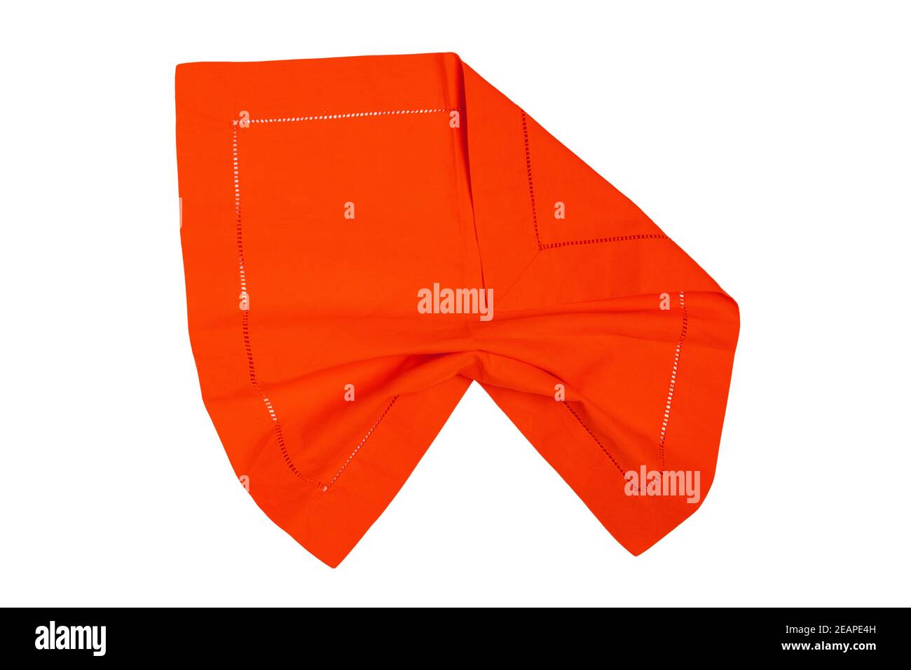 Nahaufnahme einer orangefarbenen Serviette oder Tischdecke isoliert auf weißem Hintergrund. Küchenzubehör. Stockfoto