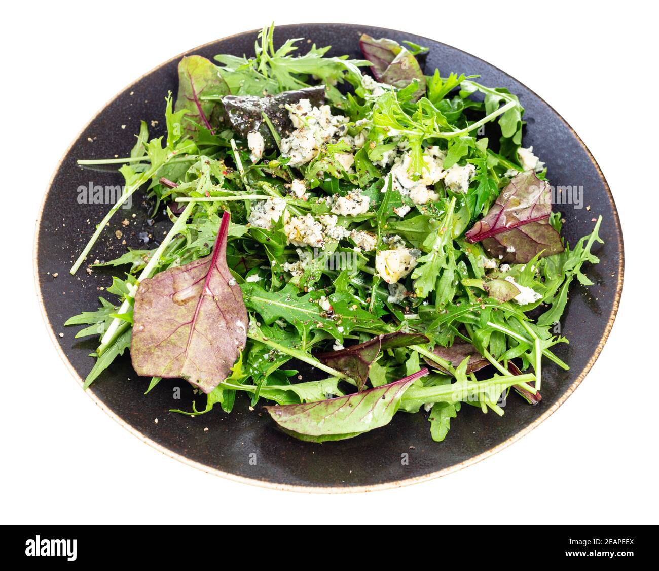 Grüner Salat mit Blauschimmelkäse auf Platte isoliert Stockfoto
