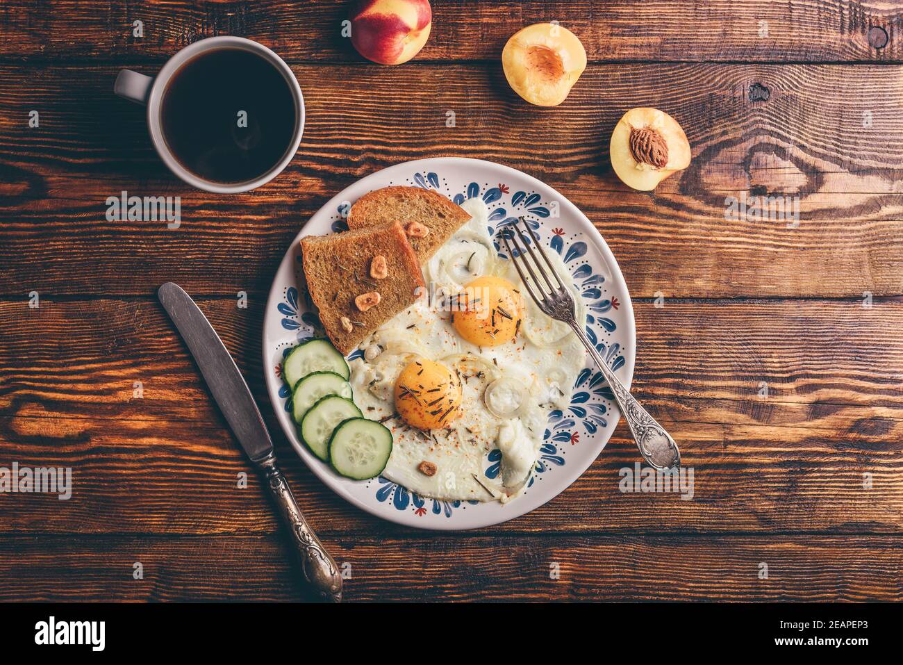 Frühstück Toast mit Spiegelei mit Gemüse, Obst und coff Stockfoto