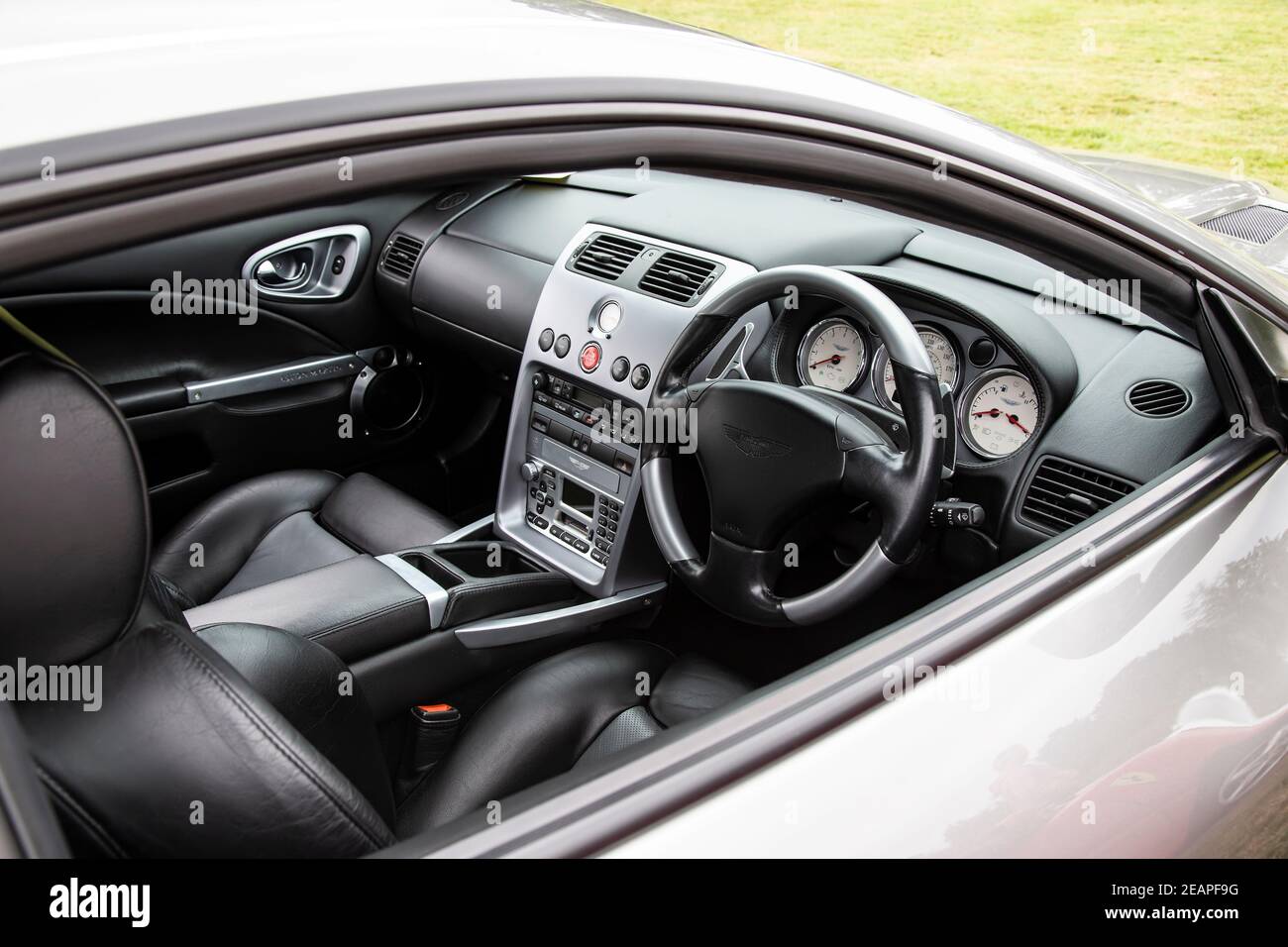Fahrer- und Passagierkabine eines Aston Martin Vanquish Grand tourer Luxus-Automobil zeigt Armaturenbrett und Design-Layout Stockfoto