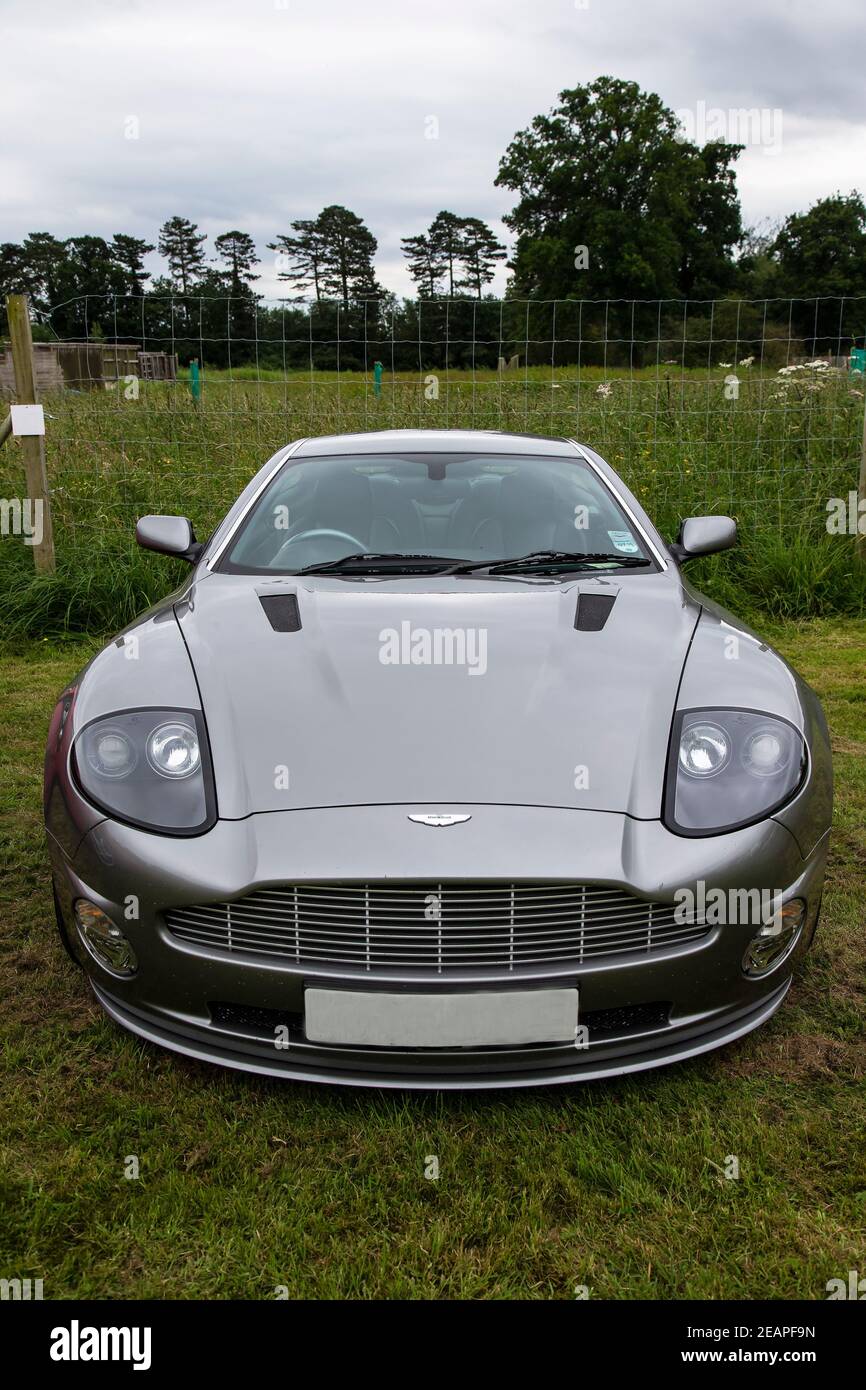 Vorderansicht eines Aston Martin Vanquish Grand Tourer Luxus Auto geparkt in einem Rasen bei einer Rallye Stockfoto