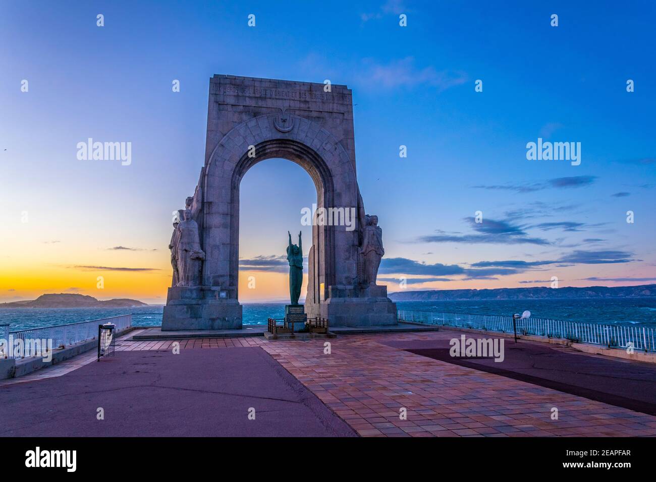 Blick auf den Sonnenuntergang la porte de L'Orient Monument in Marseille, Frankreich Stockfoto