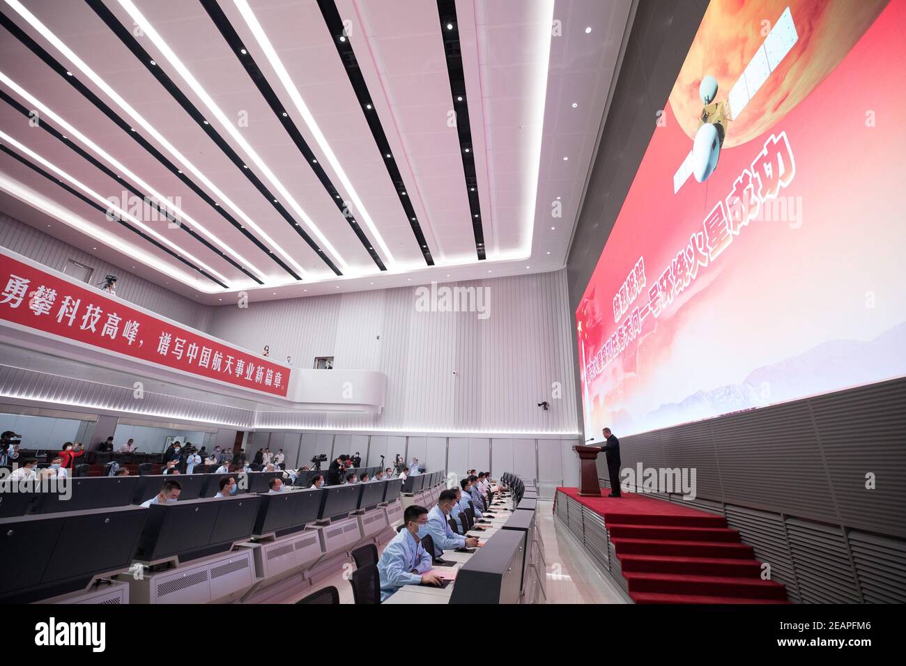 (210210) -- PEKING, 10. Februar 2021 (Xinhua) -- Technische Mitarbeiter feiern, nachdem Chinas Sonde Tianwen-1 erfolgreich in die Umlaufbahn um den Mars im Beijing Aerospace Control Center in Peking, Hauptstadt von China, 10. Februar 2021 eingetreten ist. Chinas Sonde Tianwen-1 ist am Mittwoch nach einer fast siebenmonatigen Reise von der Erde erfolgreich in die Umlaufbahn um den Mars eingedrungen. (Xinhua/Jin Liwang) Stockfoto