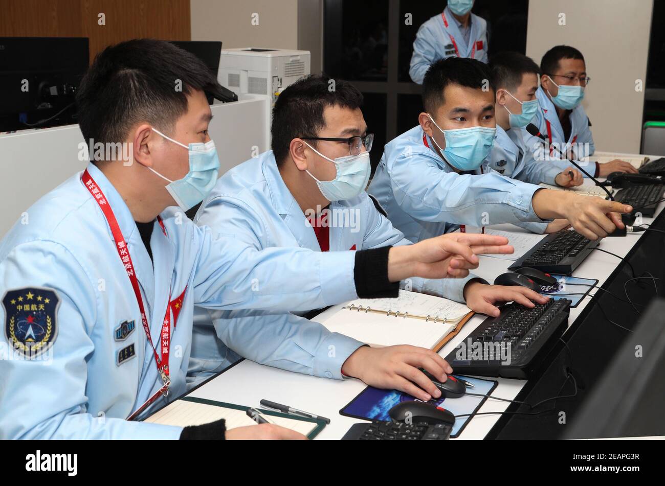 (210210) -- PEKING, 10. Februar 2021 (Xinhua) -- Technisches Personal überwacht Chinas Sonde Tianwen-1 im Beijing Aerospace Control Center in Peking, Hauptstadt von China, 10. Februar 2021. Chinas Sonde Tianwen-1 ist am Mittwoch nach einer fast siebenmonatigen Reise von der Erde erfolgreich in die Umlaufbahn um den Mars eingedrungen. (CNSA/Handout über Xinhua) Stockfoto
