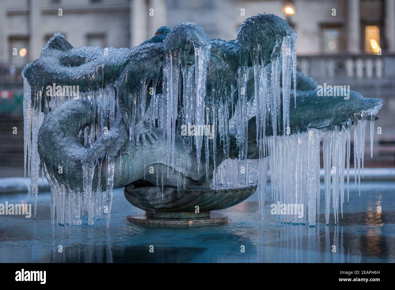 Eine wunderschöne Eisskulptur, wie Storm Darcy "The Beast from the East II" zum Trafalgar Square in London bringt und die Brunnen einfriert. Stockfoto