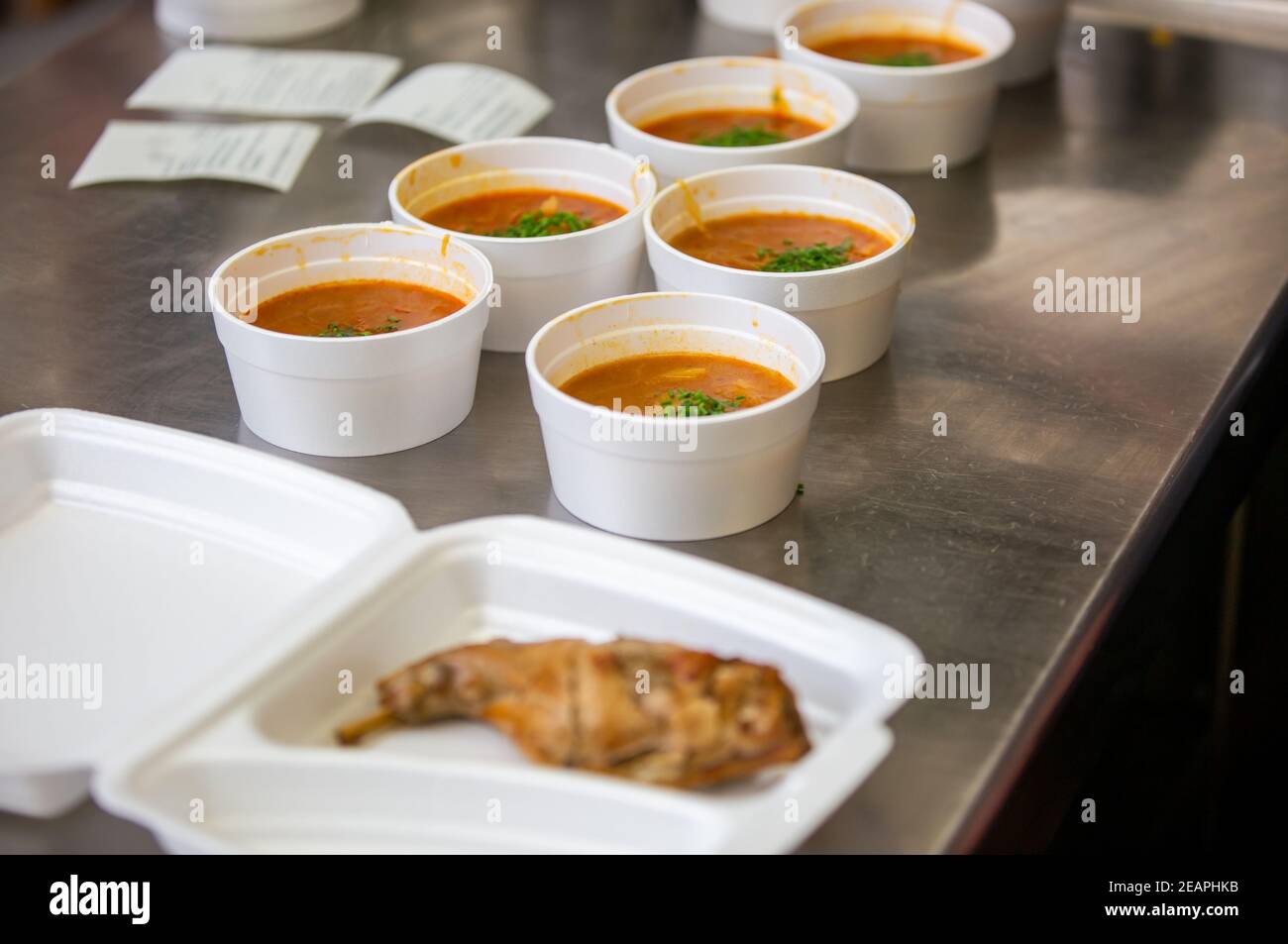 Zubereitetes Gericht oder Essen in einem Restaurant in der Plastikbox für die Lieferung nach Hause, Online-Bestellung, Take-away-Konzept Stockfoto