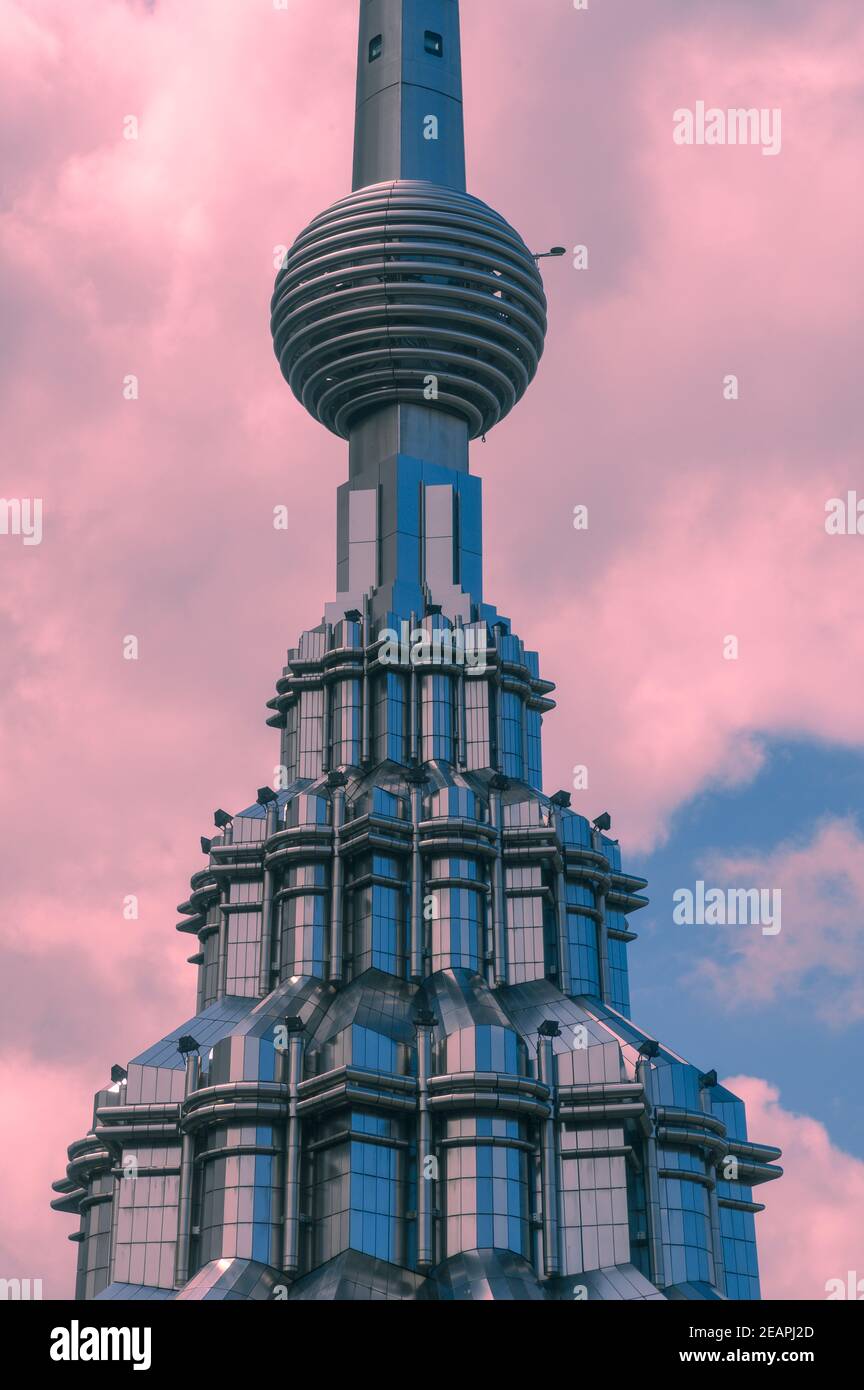 Turm 1 der Petronas Twin Towers in Kuala Lumper. Aufgenommen von der Aussichtsplattform im Turm 2. Stockfoto