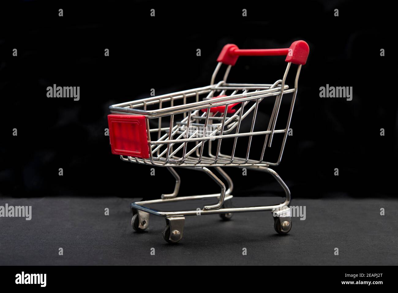 Online-Shopping-Konzept mit Warenkorb und 3D E-Mail-Zeichen. Stockfoto