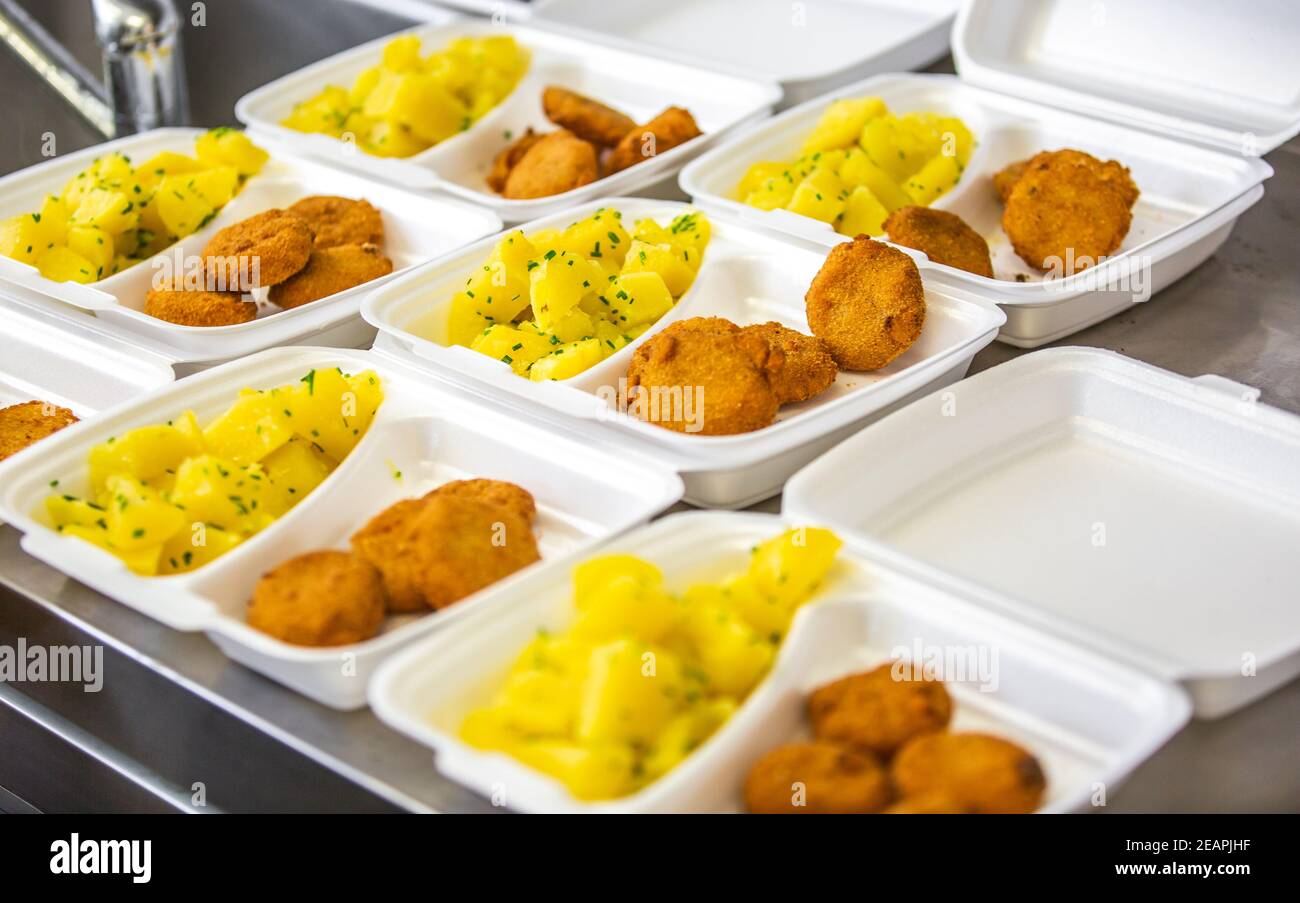 Zubereitetes Gericht oder Essen in einem Restaurant in der Plastikbox für die Lieferung nach Hause, Online-Bestellung, Take-away-Konzept Stockfoto
