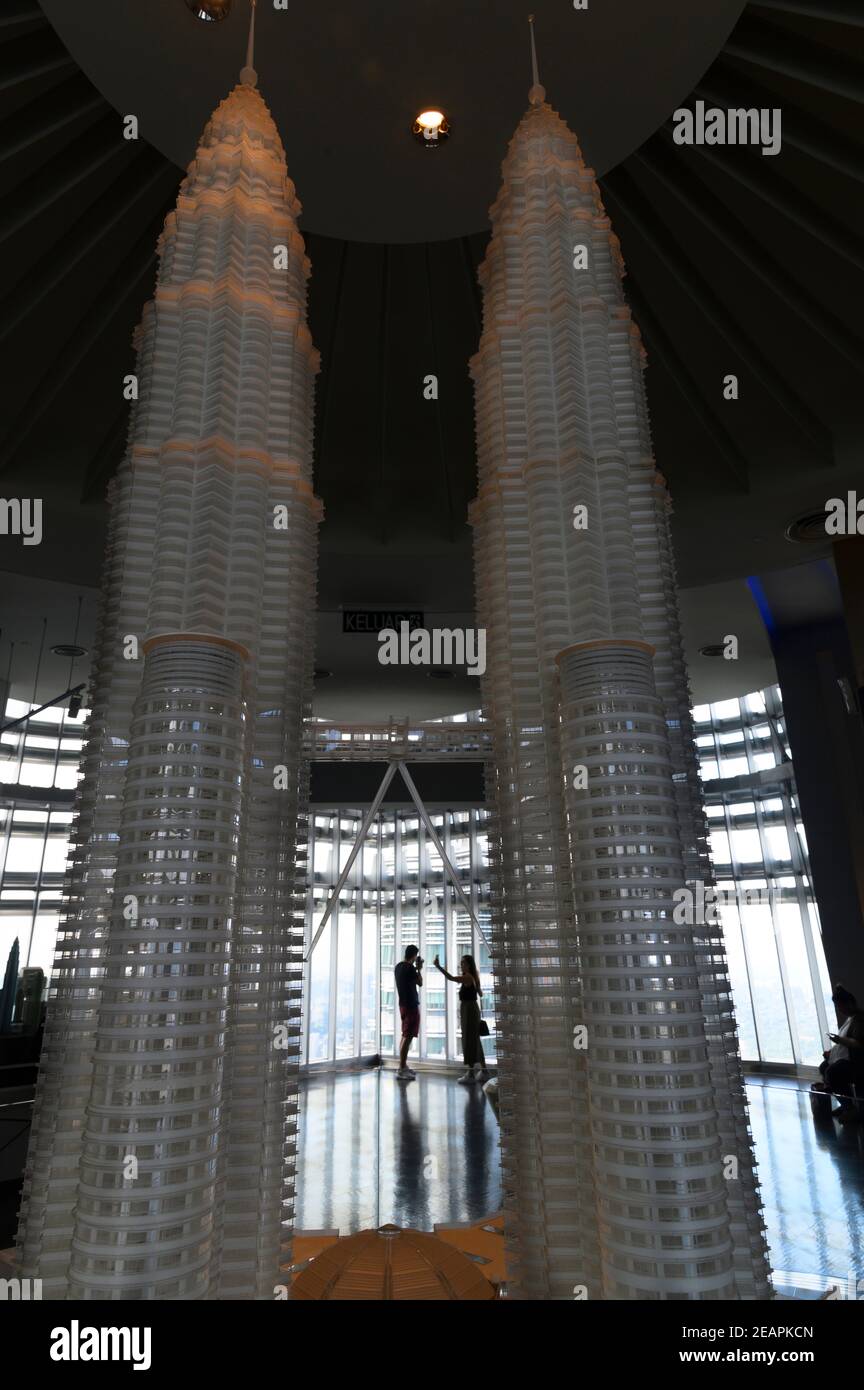 Junges Paar fotografiert auf der Aussichtsplattform des Petronas Twin Towers Stockfoto