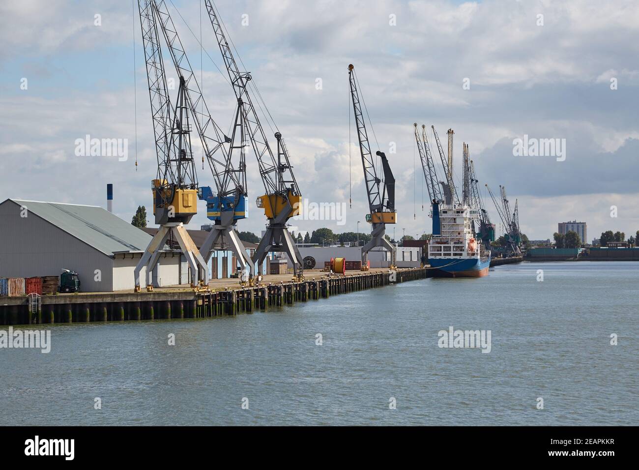 Industrielle Schiffe im Dock mit Blick auf die Stadt Rotterdam Stockfoto